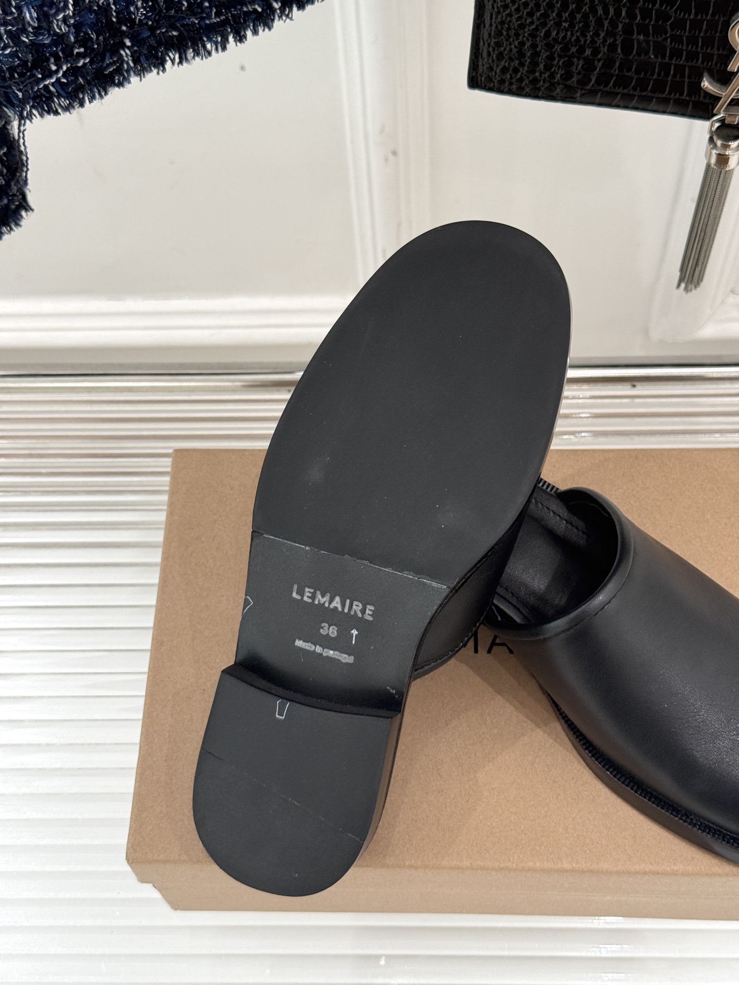 
Lemaire 25ss春夏新品半拖
夏天最值得入手的简约单品❗
️自带高级气场的拖鞋
也非常容易驾驭