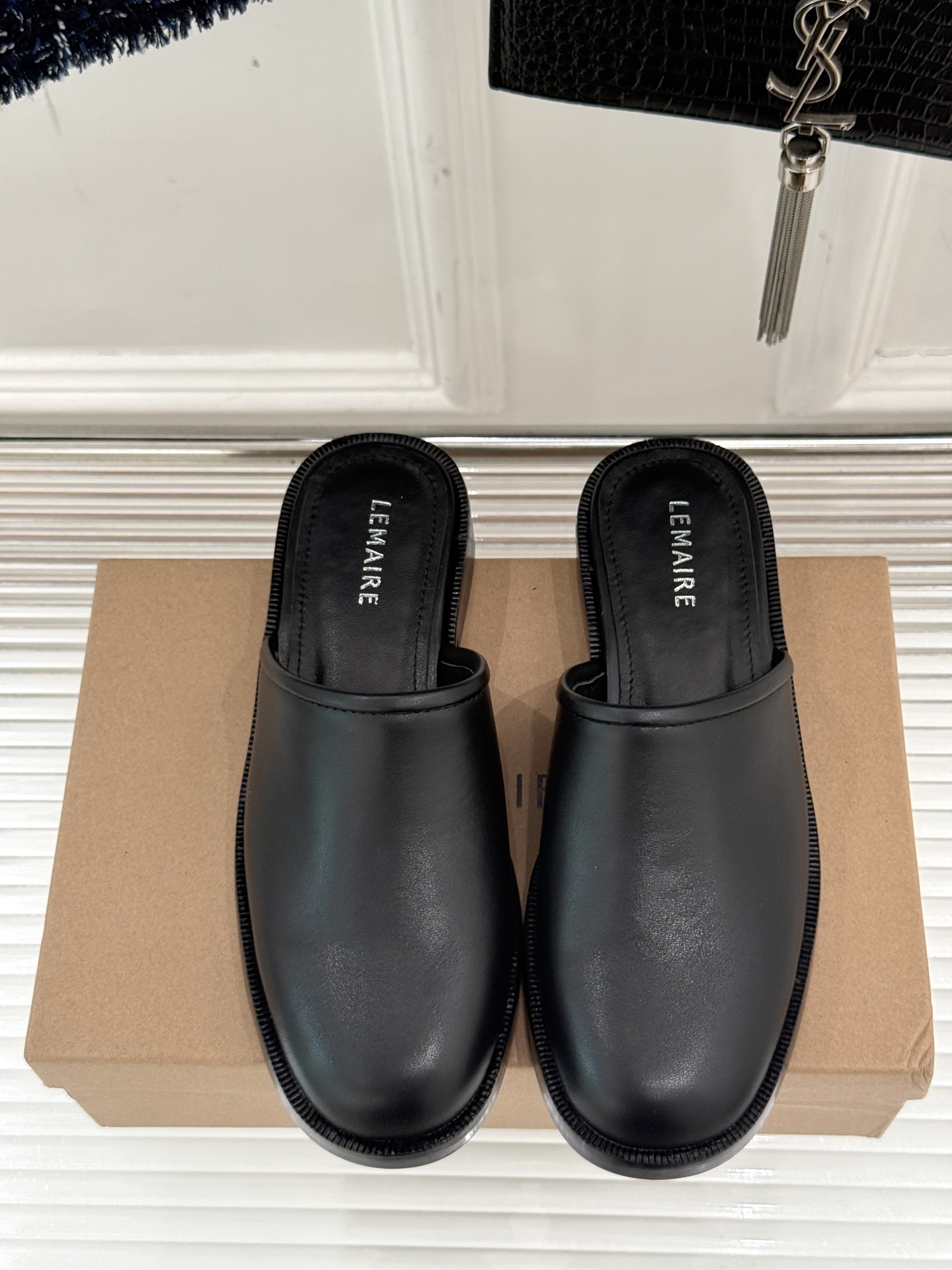 
Lemaire 25ss春夏新品半拖
夏天最值得入手的简约单品❗
️自带高级气场的拖鞋
也非常容易驾驭