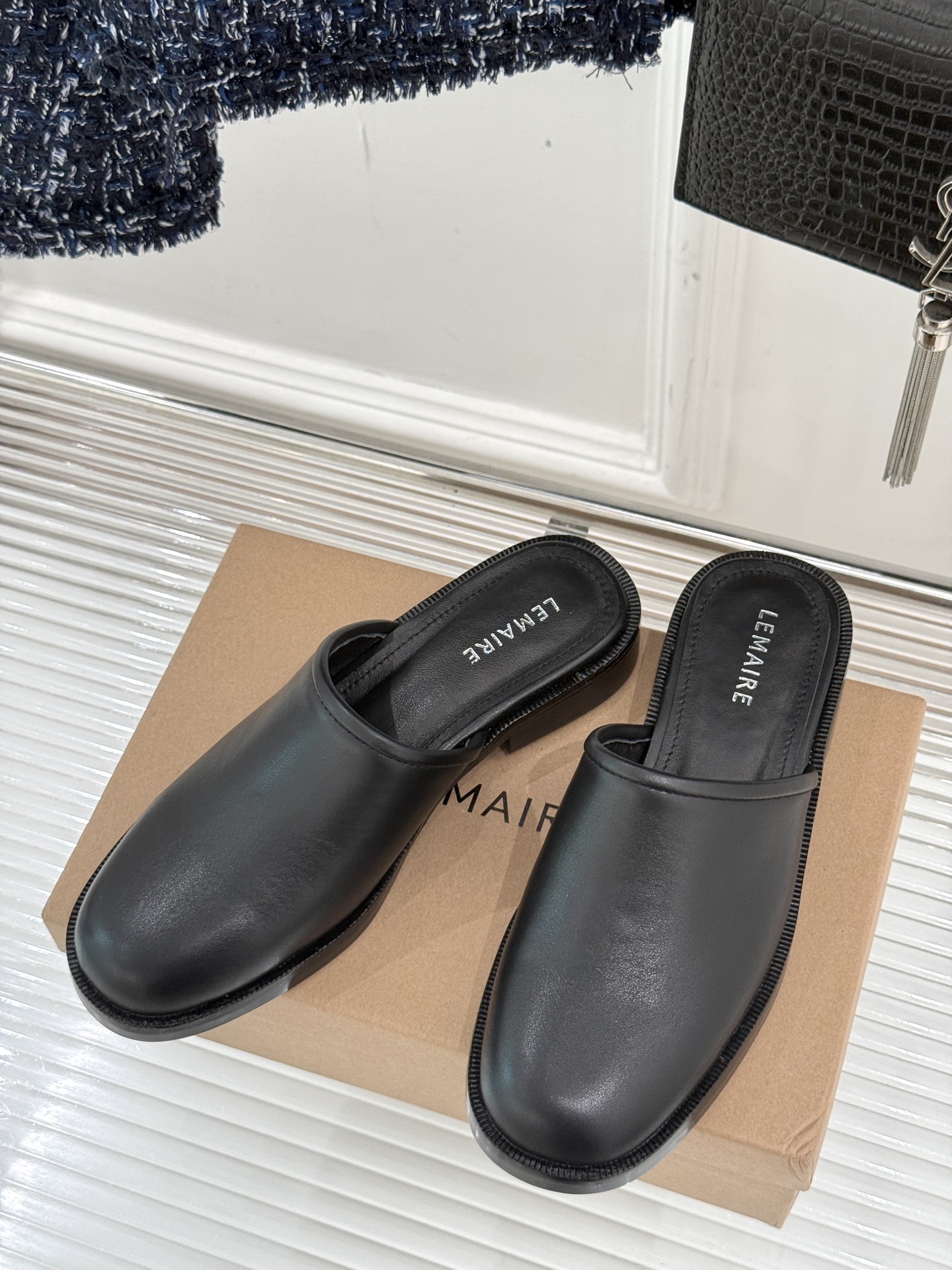 
Lemaire 25ss春夏新品半拖
夏天最值得入手的简约单品❗
️自带高级气场的拖鞋
也非常容易驾驭