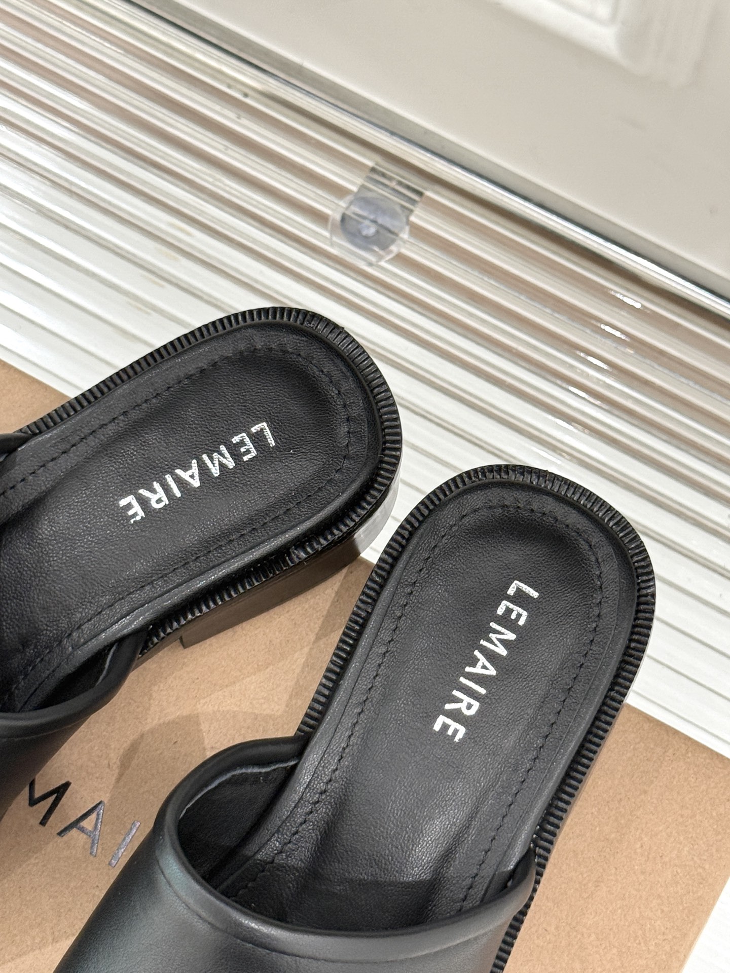 
Lemaire 25ss春夏新品半拖
夏天最值得入手的简约单品❗
️自带高级气场的拖鞋
也非常容易驾驭