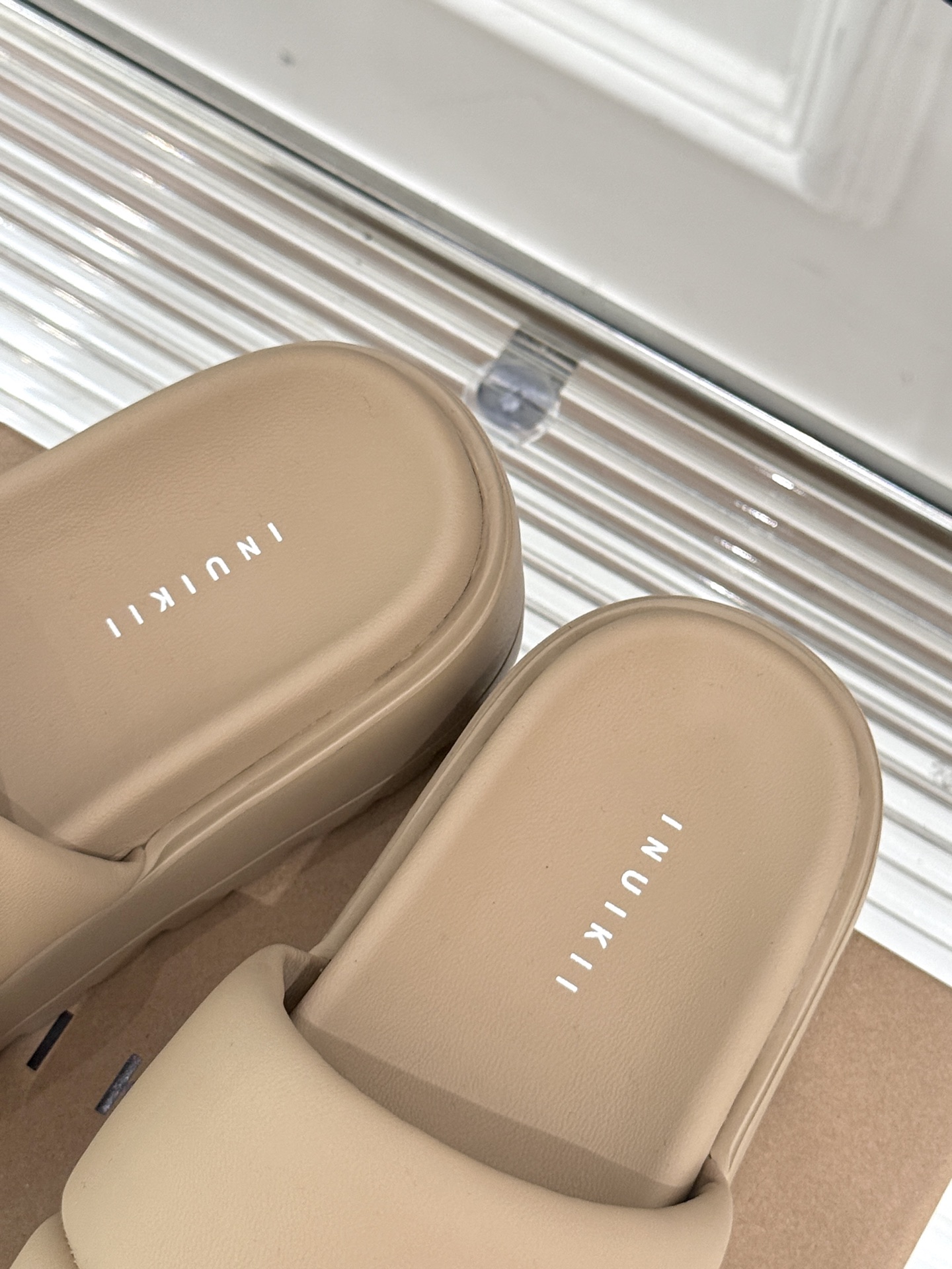 
INUIKII 25ss新品厚底拖鞋
夏天一定要入的凉拖系列
可文艺可时髦 穿搭率实在太高了 
厚底在