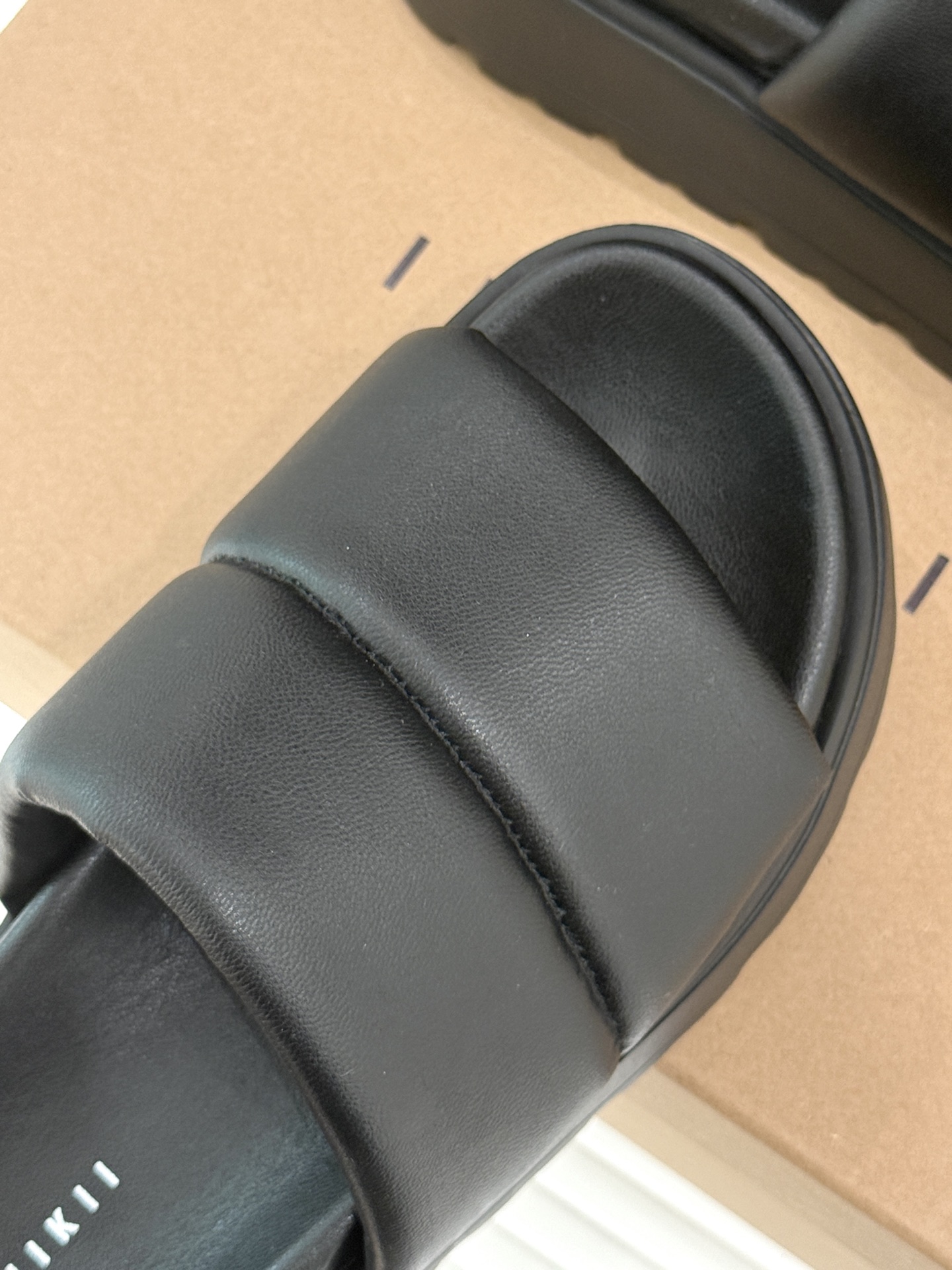 
INUIKII 25ss新品厚底拖鞋
夏天一定要入的凉拖系列
可文艺可时髦 穿搭率实在太高了 
厚底在