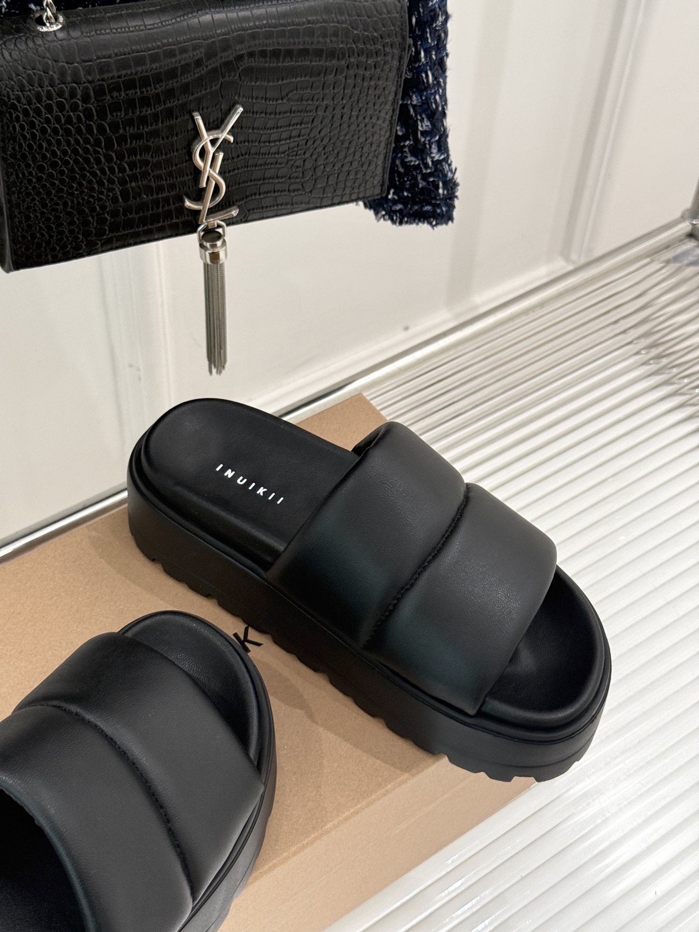 
INUIKII 25ss新品厚底拖鞋
夏天一定要入的凉拖系列
可文艺可时髦 穿搭率实在太高了 
厚底在