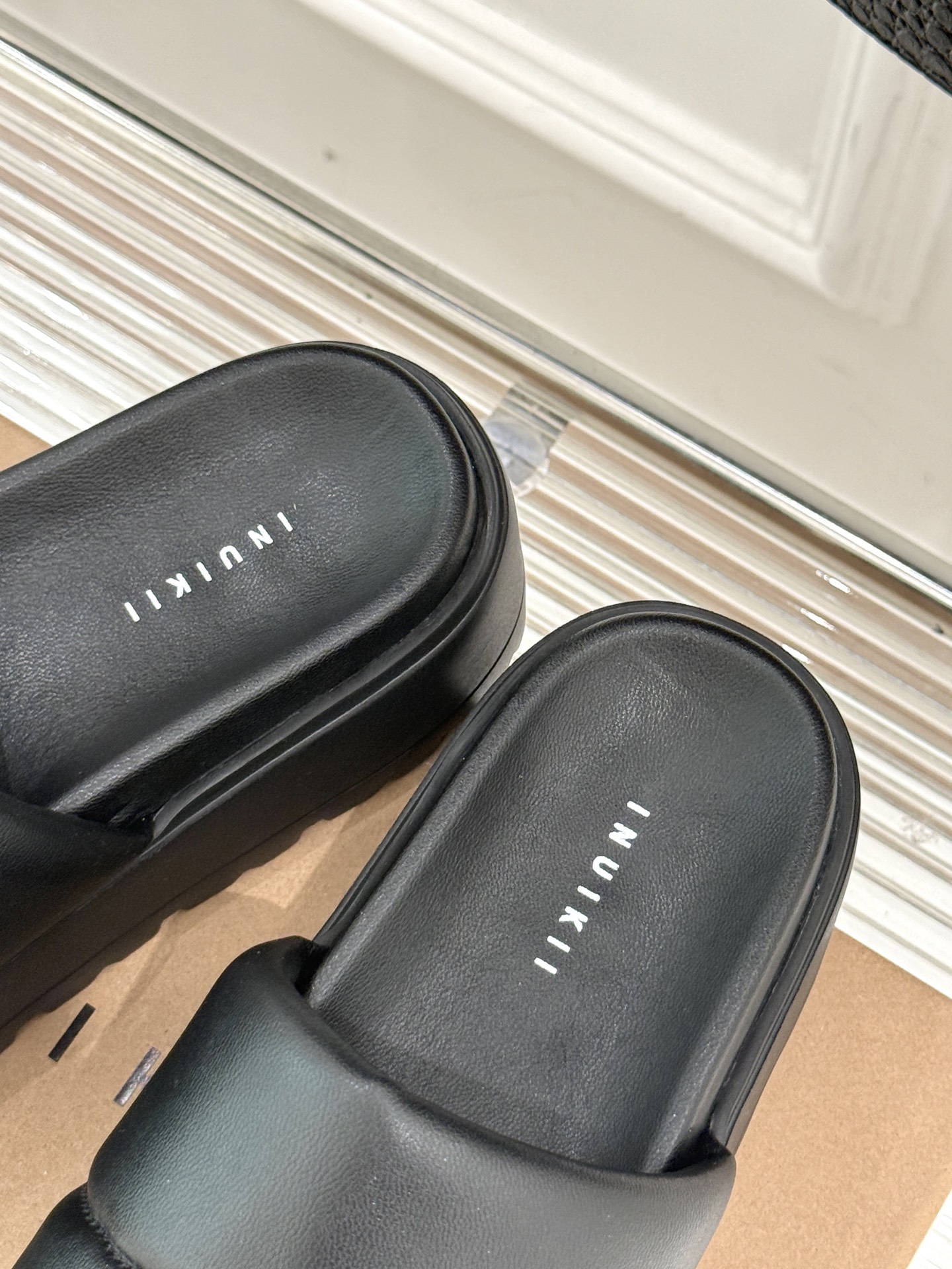 
INUIKII 25ss新品厚底拖鞋
夏天一定要入的凉拖系列
可文艺可时髦 穿搭率实在太高了 
厚底在