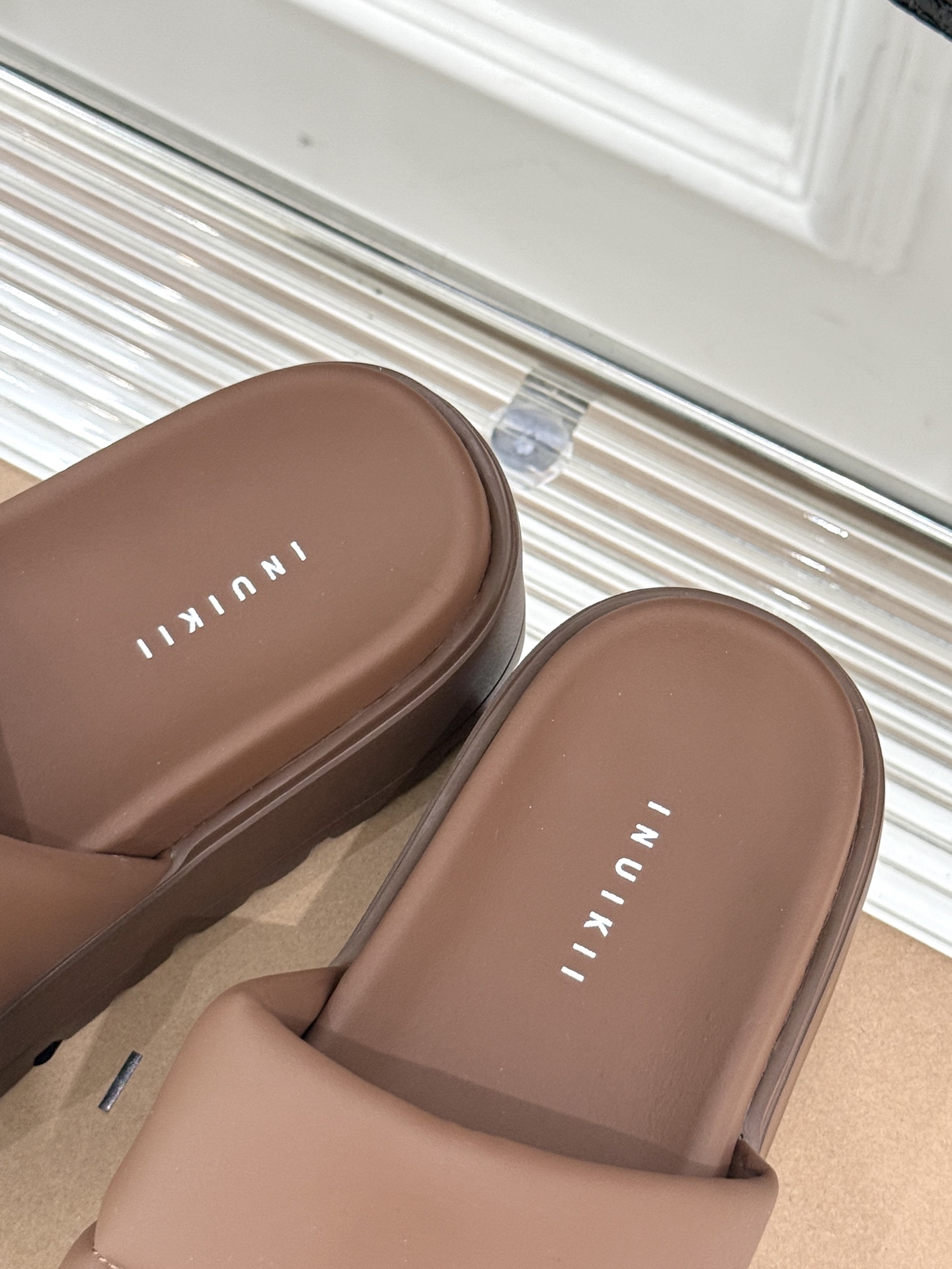 
INUIKII 25ss新品厚底拖鞋
夏天一定要入的凉拖系列
可文艺可时髦 穿搭率实在太高了 
厚底在