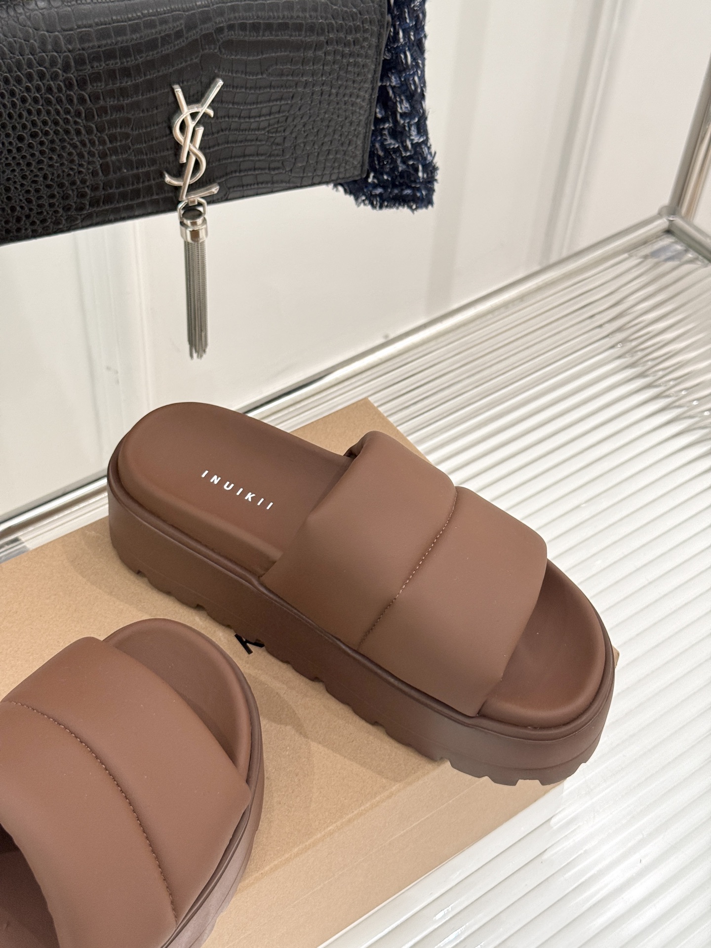 
INUIKII 25ss新品厚底拖鞋
夏天一定要入的凉拖系列
可文艺可时髦 穿搭率实在太高了 
厚底在