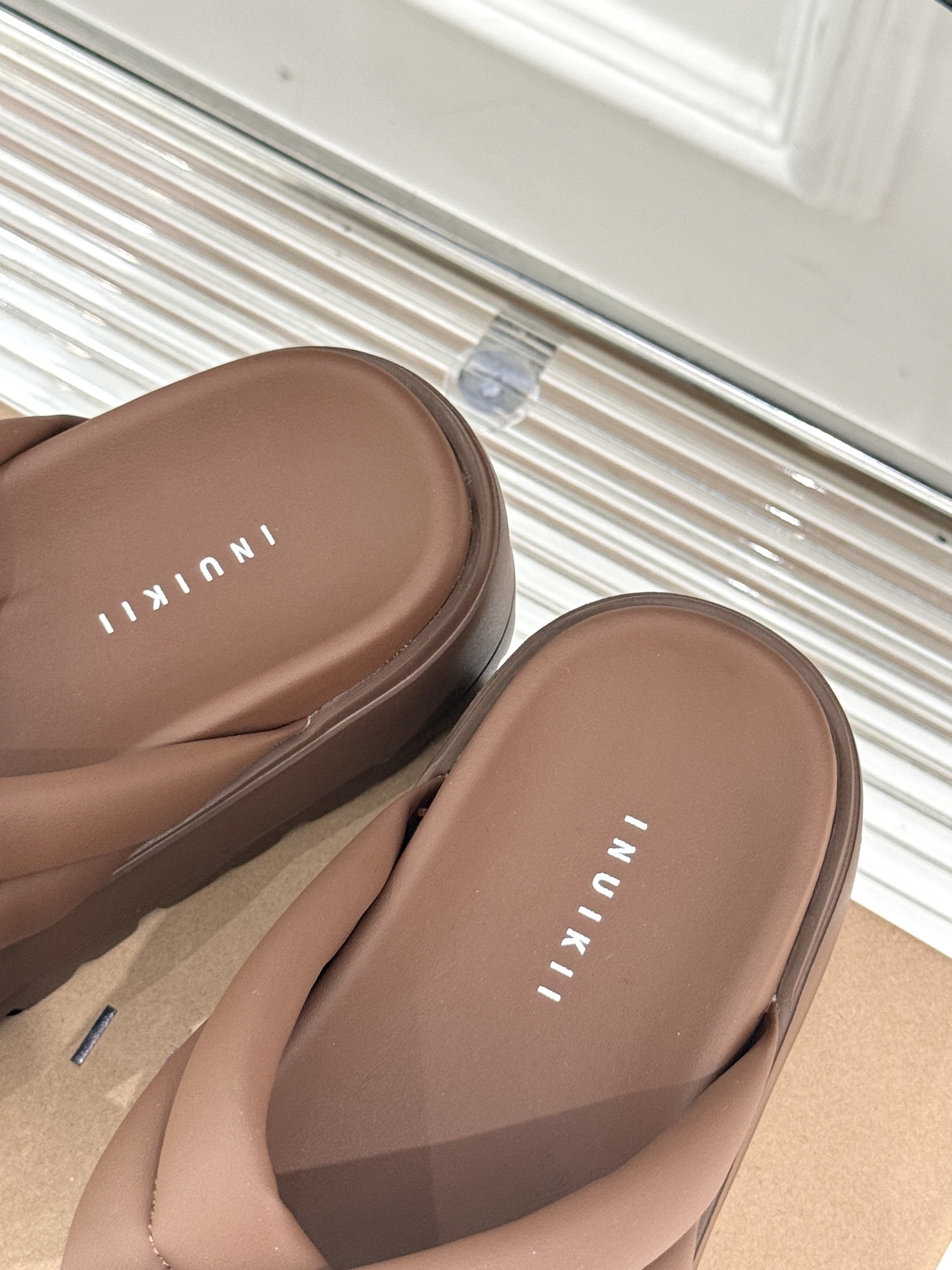 
INUIKII 25ss新品厚底拖鞋
夏天一定要入的凉拖系列
可文艺可时髦 穿搭率实在太高了 
厚底在