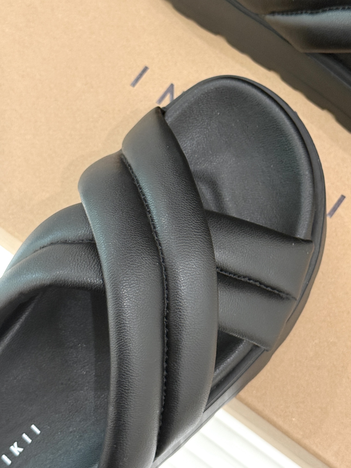 
INUIKII 25ss新品厚底拖鞋
夏天一定要入的凉拖系列
可文艺可时髦 穿搭率实在太高了 
厚底在