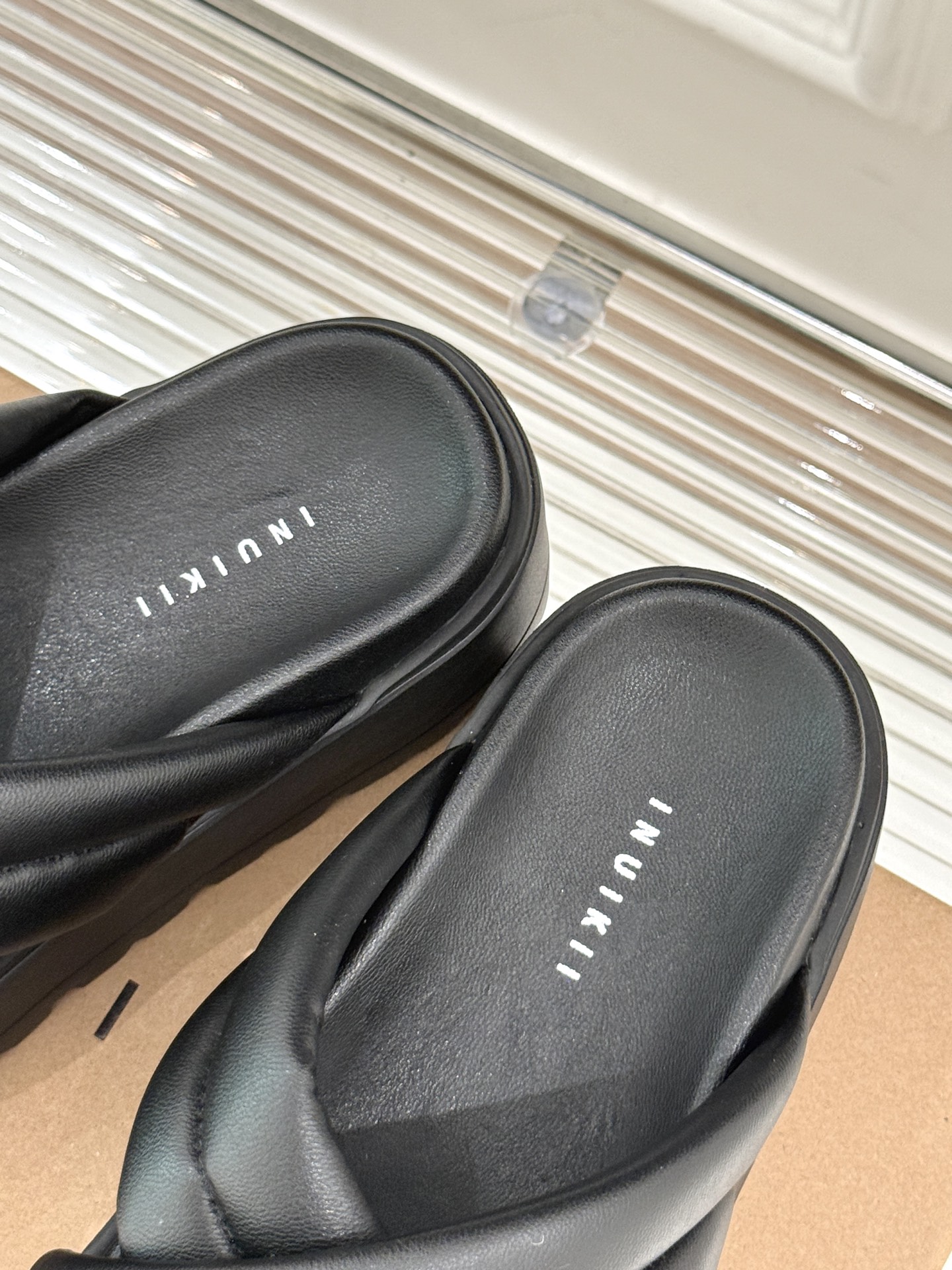 
INUIKII 25ss新品厚底拖鞋
夏天一定要入的凉拖系列
可文艺可时髦 穿搭率实在太高了 
厚底在