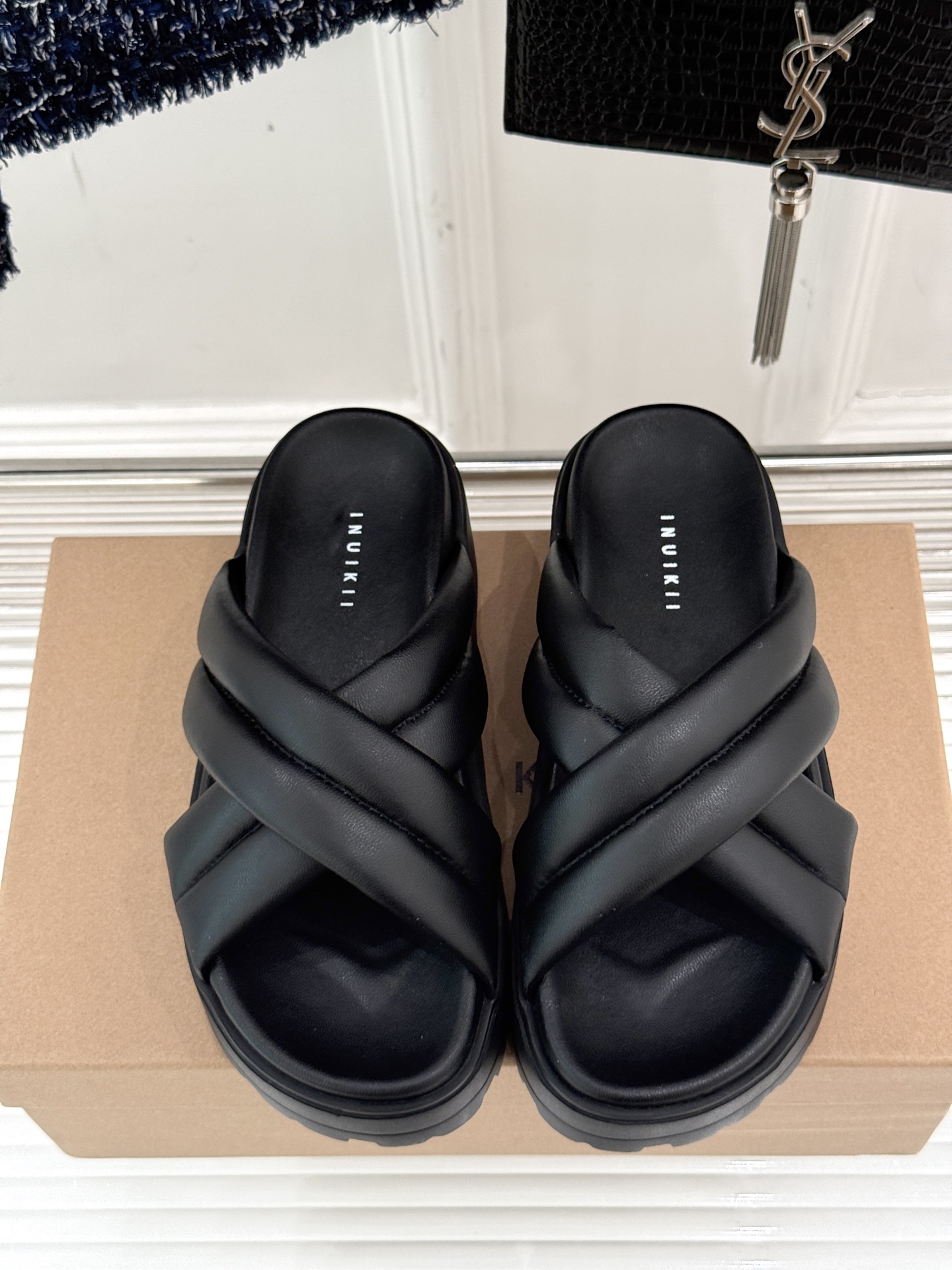 
INUIKII 25ss新品厚底拖鞋
夏天一定要入的凉拖系列
可文艺可时髦 穿搭率实在太高了 
厚底在