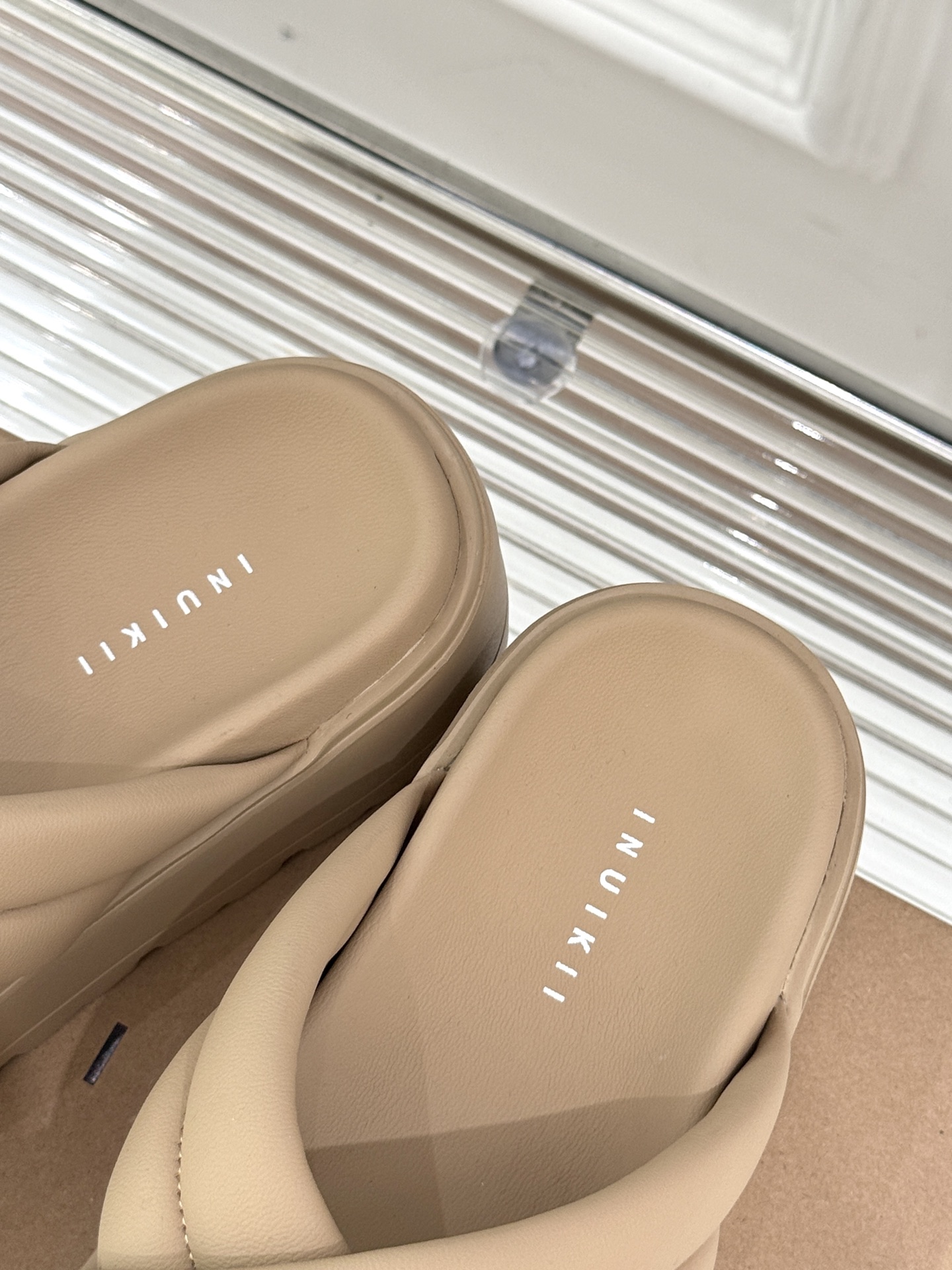 
INUIKII 25ss新品厚底拖鞋
夏天一定要入的凉拖系列
可文艺可时髦 穿搭率实在太高了 
厚底在