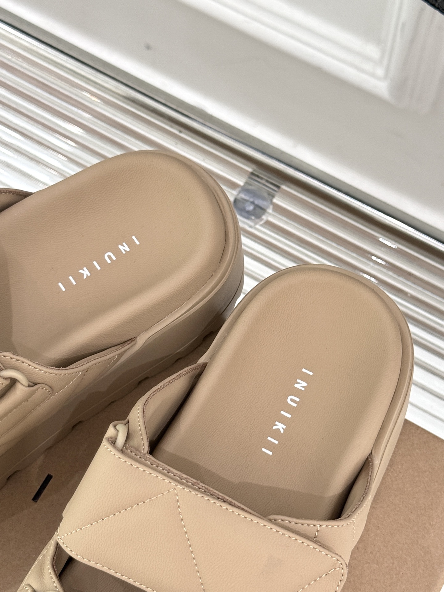 
INUIKII 25ss新品厚底拖鞋
夏天一定要入的凉拖系列
可文艺可时髦 穿搭率实在太高了 
厚底在