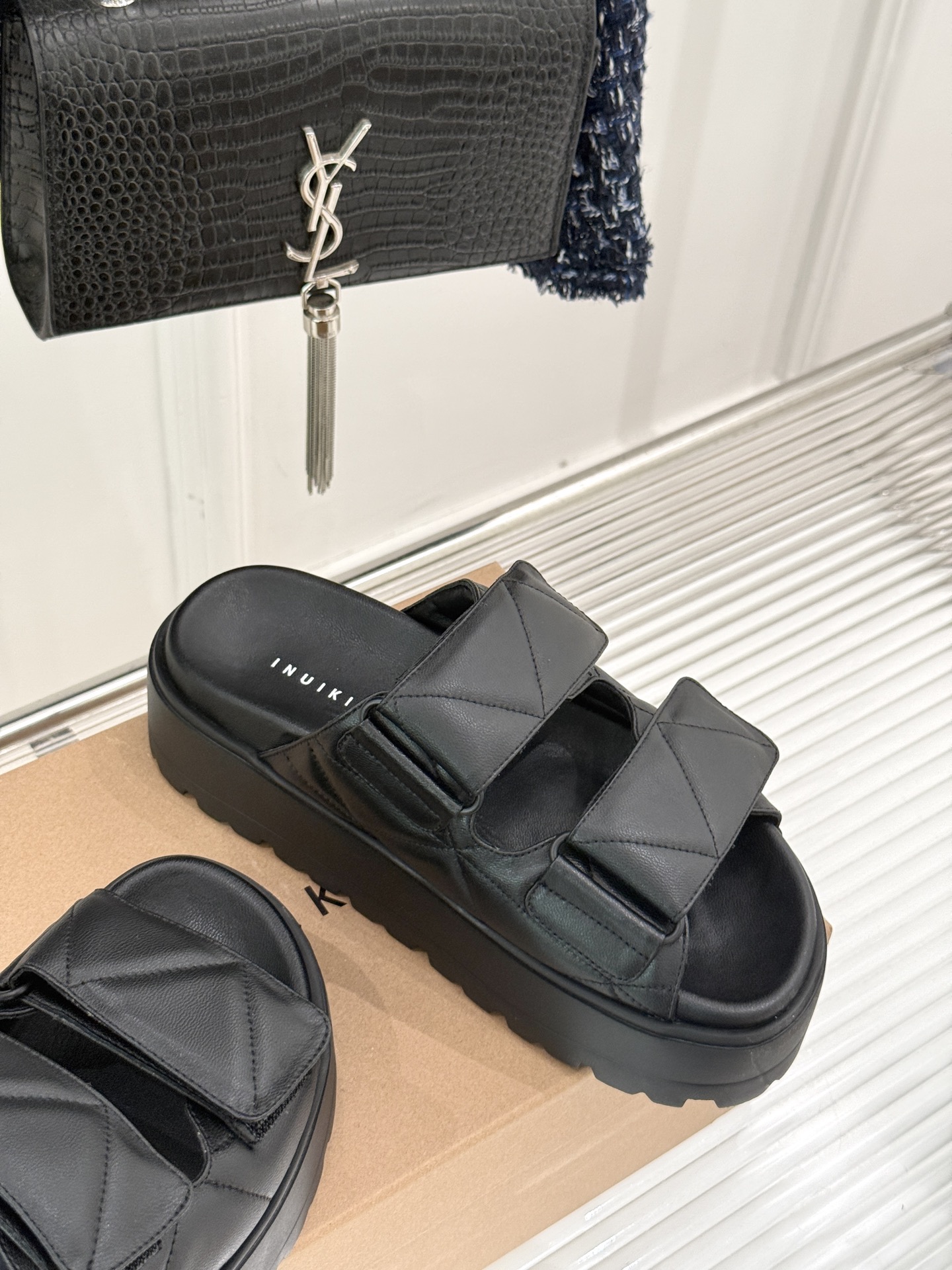 
INUIKII 25ss新品厚底拖鞋
夏天一定要入的凉拖系列
可文艺可时髦 穿搭率实在太高了 
厚底在