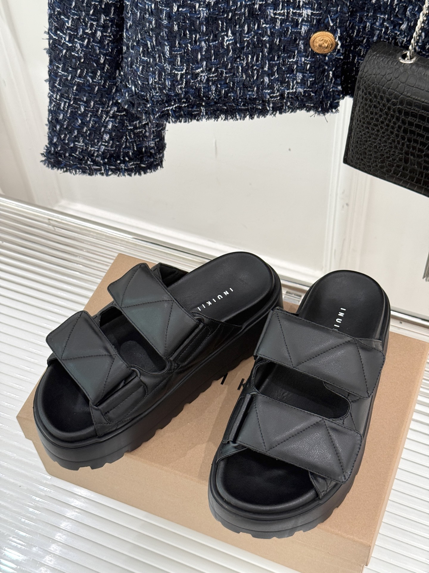 
INUIKII 25ss新品厚底拖鞋
夏天一定要入的凉拖系列
可文艺可时髦 穿搭率实在太高了 
厚底在