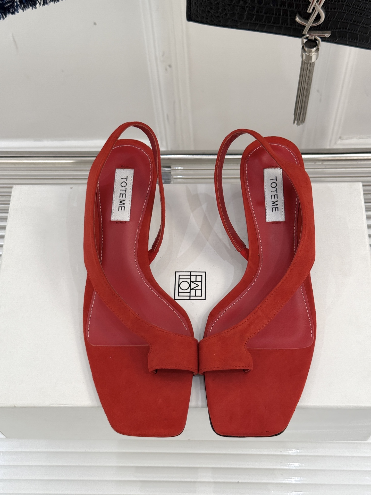 
小众潮牌Toteme 25ss新品
夹脚凉鞋
夏天最值得入手的简约单品❗️
自带高级气场的拖鞋 舒适又