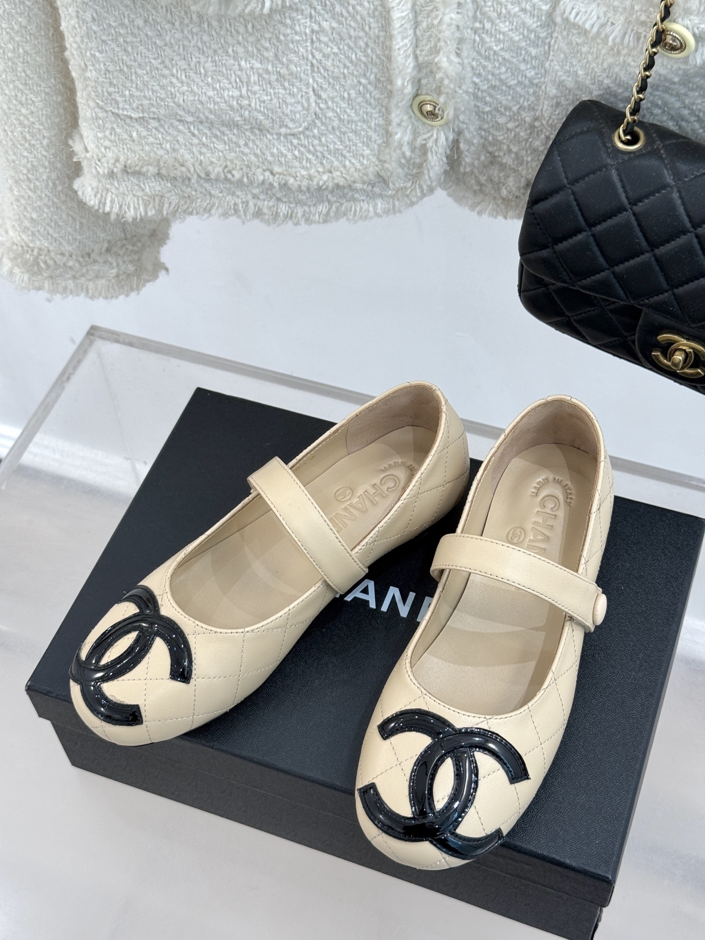 
CHANE*｜小香中古经典大双C
带玛丽珍鞋
一起做个奶乖奶乖的香香女孩呀
看到这双鞋的时候我是直接原