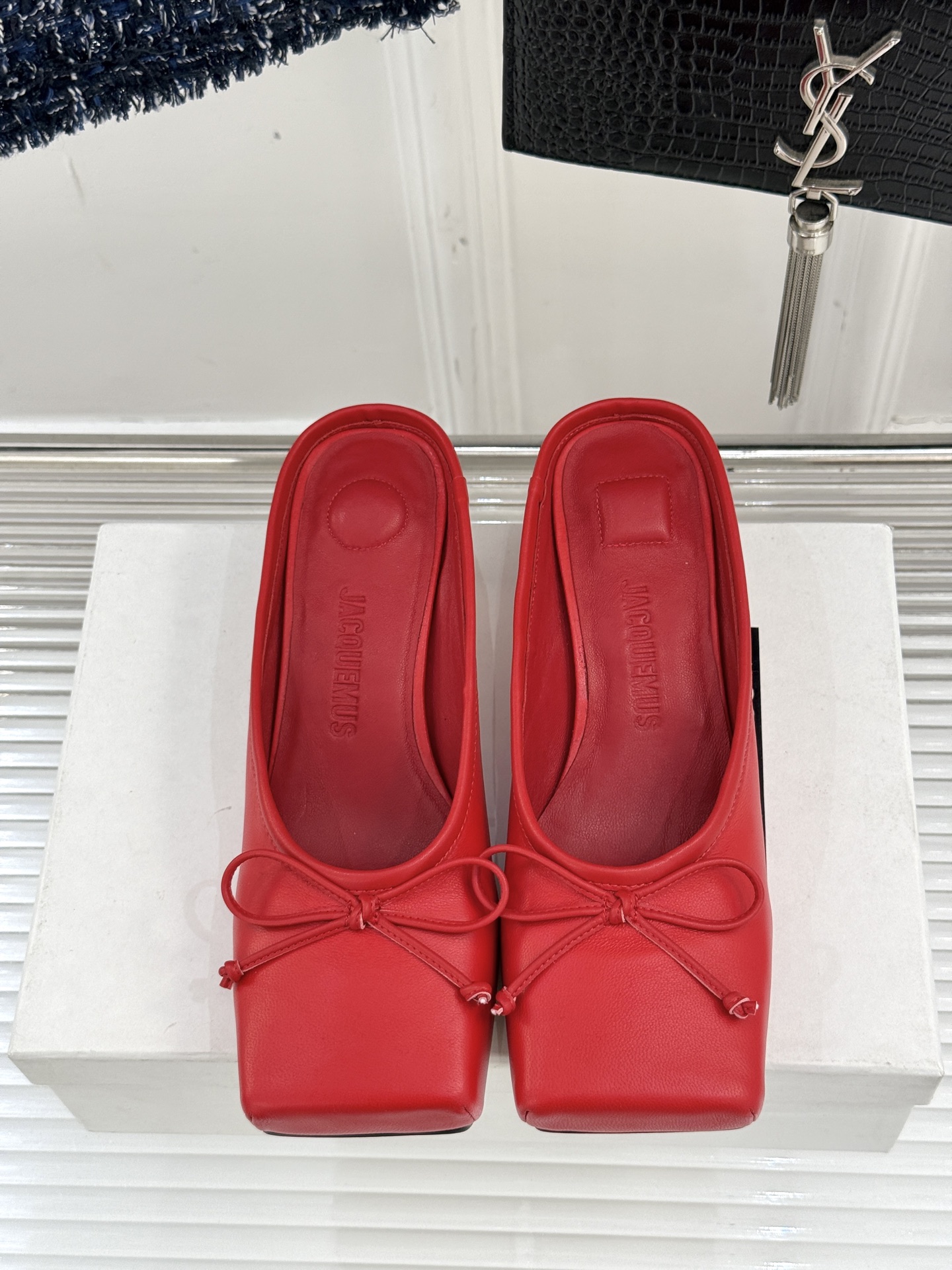 jacquemus25ss春夏新款
大方头蝴蝶结穆勒半拖鞋
这款乐福鞋真的很耐看！
大方头设计 真的太时