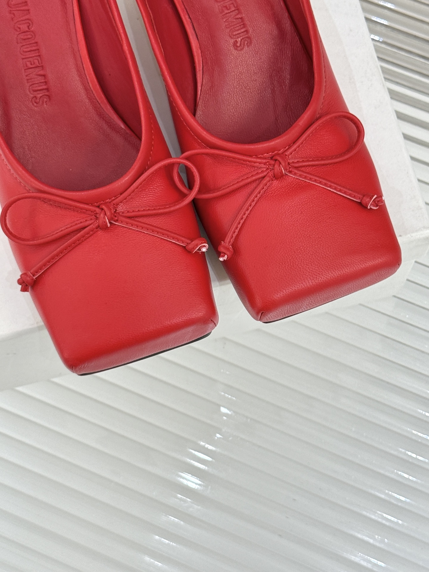 jacquemus25ss春夏新款
大方头蝴蝶结穆勒半拖鞋
这款乐福鞋真的很耐看！
大方头设计 真的太时