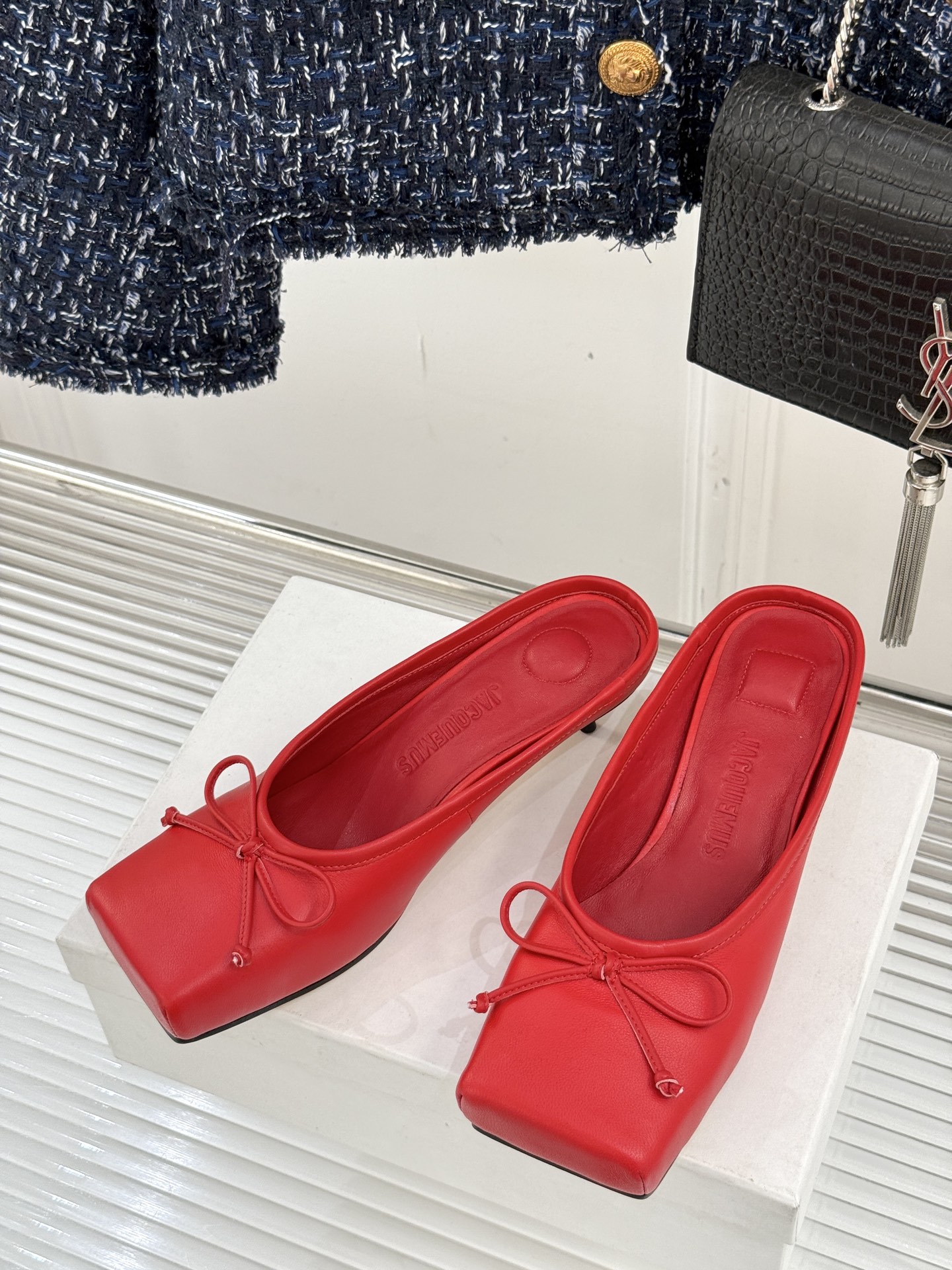 jacquemus25ss春夏新款
大方头蝴蝶结穆勒半拖鞋
这款乐福鞋真的很耐看！
大方头设计 真的太时