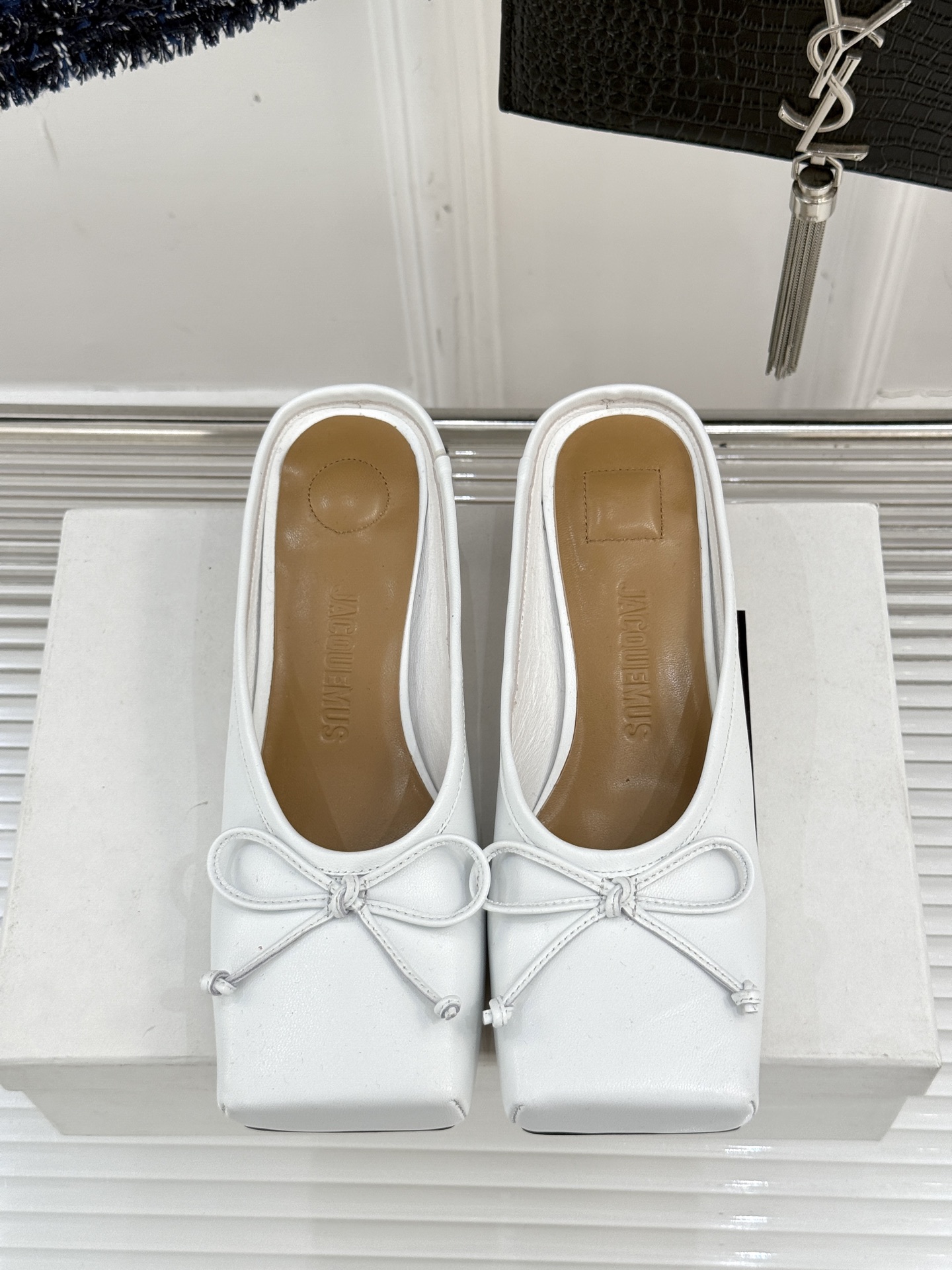 jacquemus25ss春夏新款
大方头蝴蝶结穆勒半拖鞋
这款乐福鞋真的很耐看！
大方头设计 真的太时