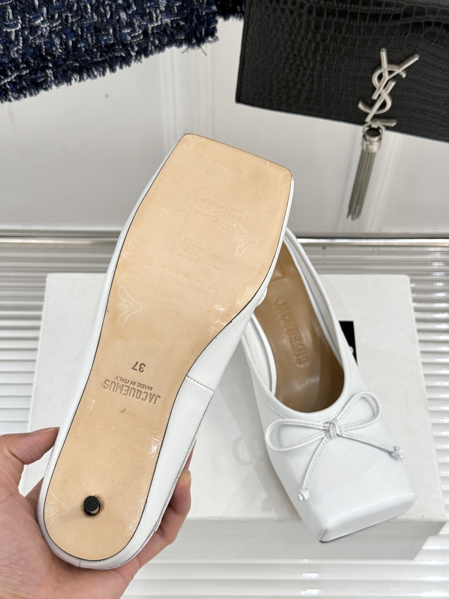 jacquemus25ss春夏新款
大方头蝴蝶结穆勒半拖鞋
这款乐福鞋真的很耐看！
大方头设计 真的太时