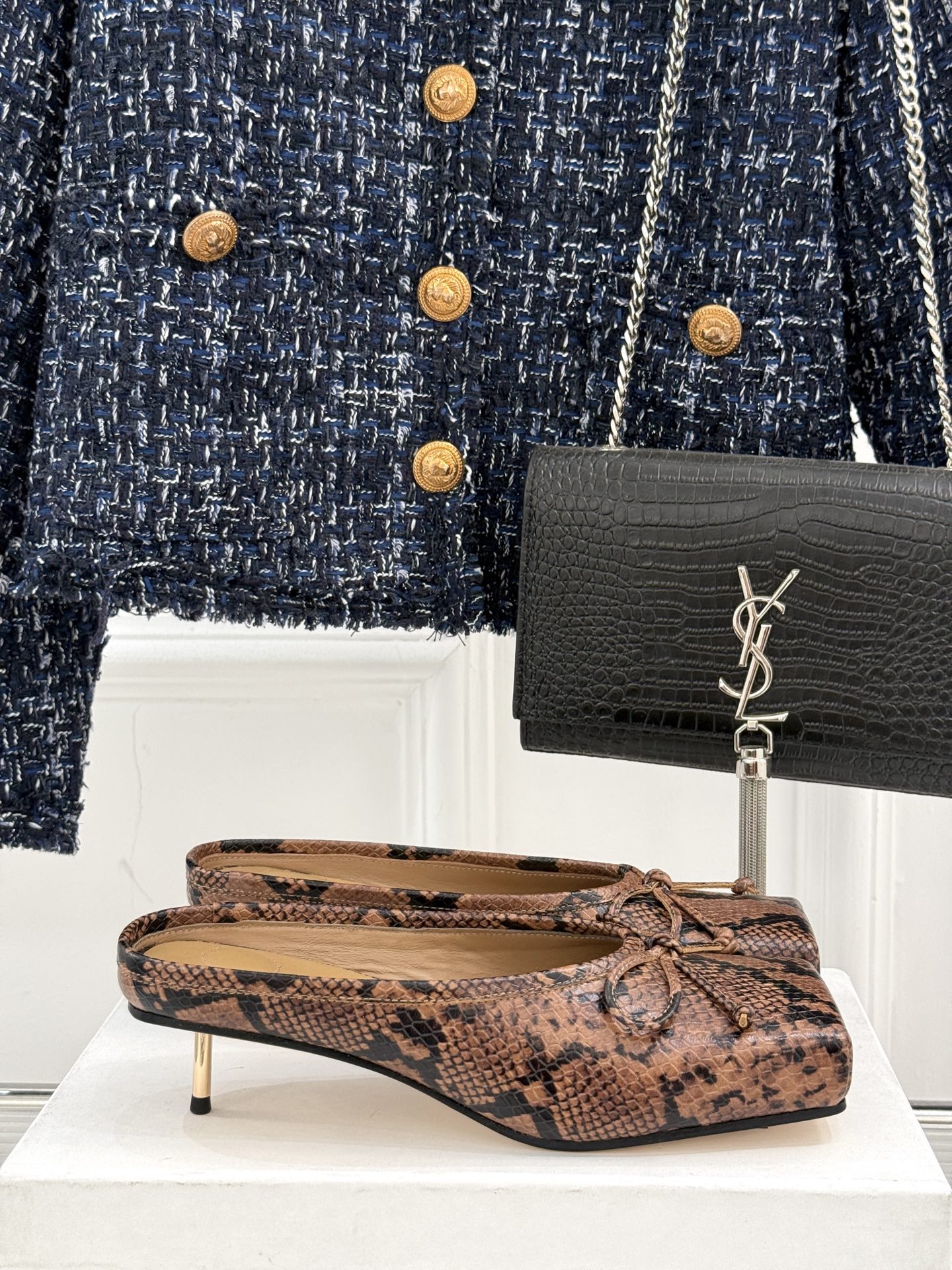 NO:231737,Cloth, leather, jacquemus25ss spring and summer new style, large-faced head bow muller half slippers, this loafer is really pleasing to the eye!  The big-faced head design is really fashionable. The fat and wide foot type can also be used to modify the foot type and make the feet look thin!  The fabric is made of original custom leather, the inner foot pads are all sheepskin imported from Italy size35-39 (customized by 40/41), semi-trail, loafers, slippers, cowhide, sheepskin19860909布面 皮面 jacquemus25ss春夏新款 大方头蝴蝶结穆勒半拖鞋 这款乐福鞋真的很耐看！ 大方头设计 真的太时髦了 胖宽脚型也可驾驭 修饰脚型 显脚瘦！ 面料采用原版定制皮料 内里垫脚均为羊皮 意大利进口牛皮大底 size35-39（40/41定制）,半拖,loafers,slippers,cowhide,sheepskin,Women's Shoes