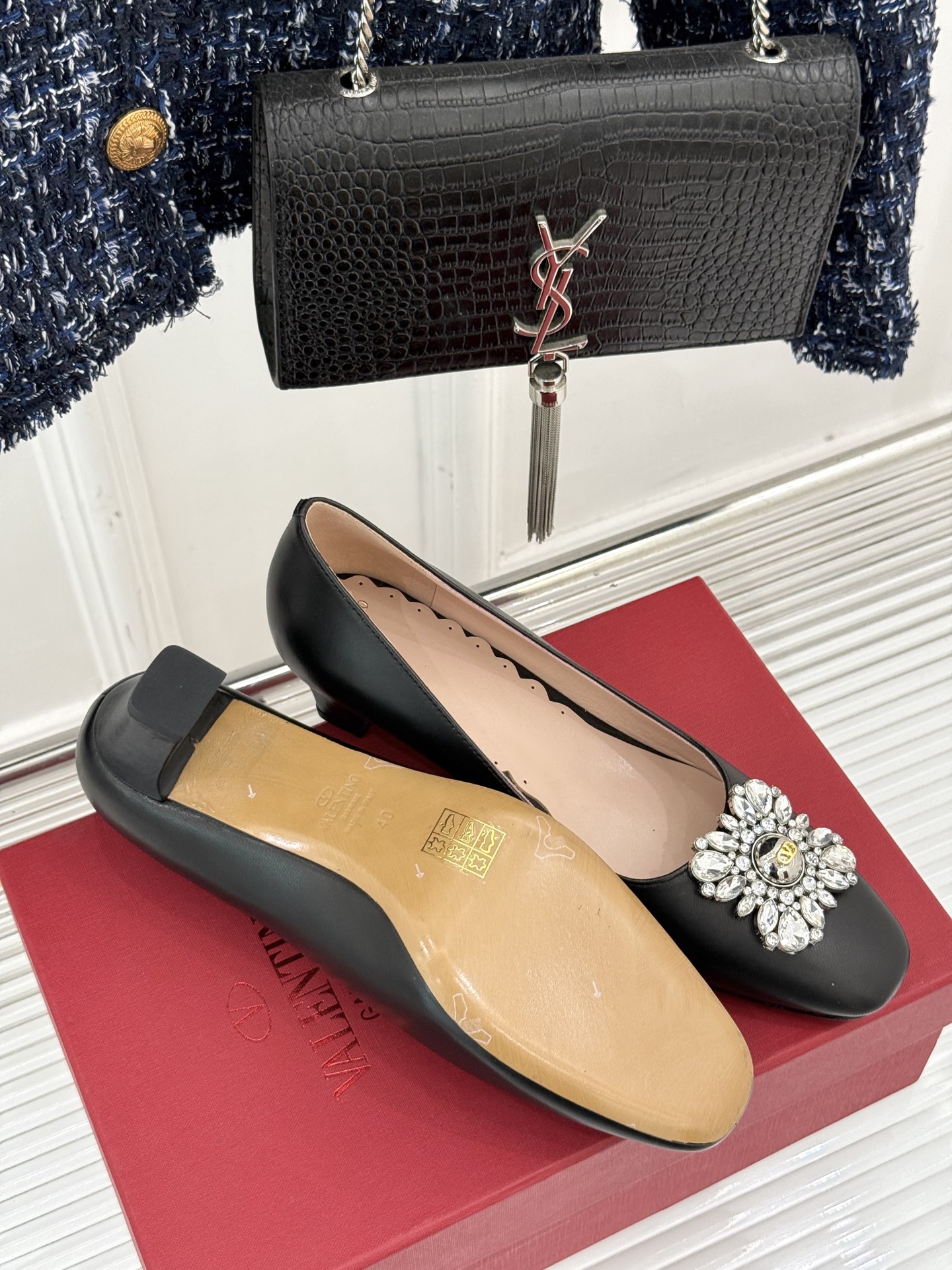 
Valentino/华伦天奴25ss早春
新品水钻扣玛丽珍单鞋
高辨识度的个人风格靠拢
奢华满水钻设计