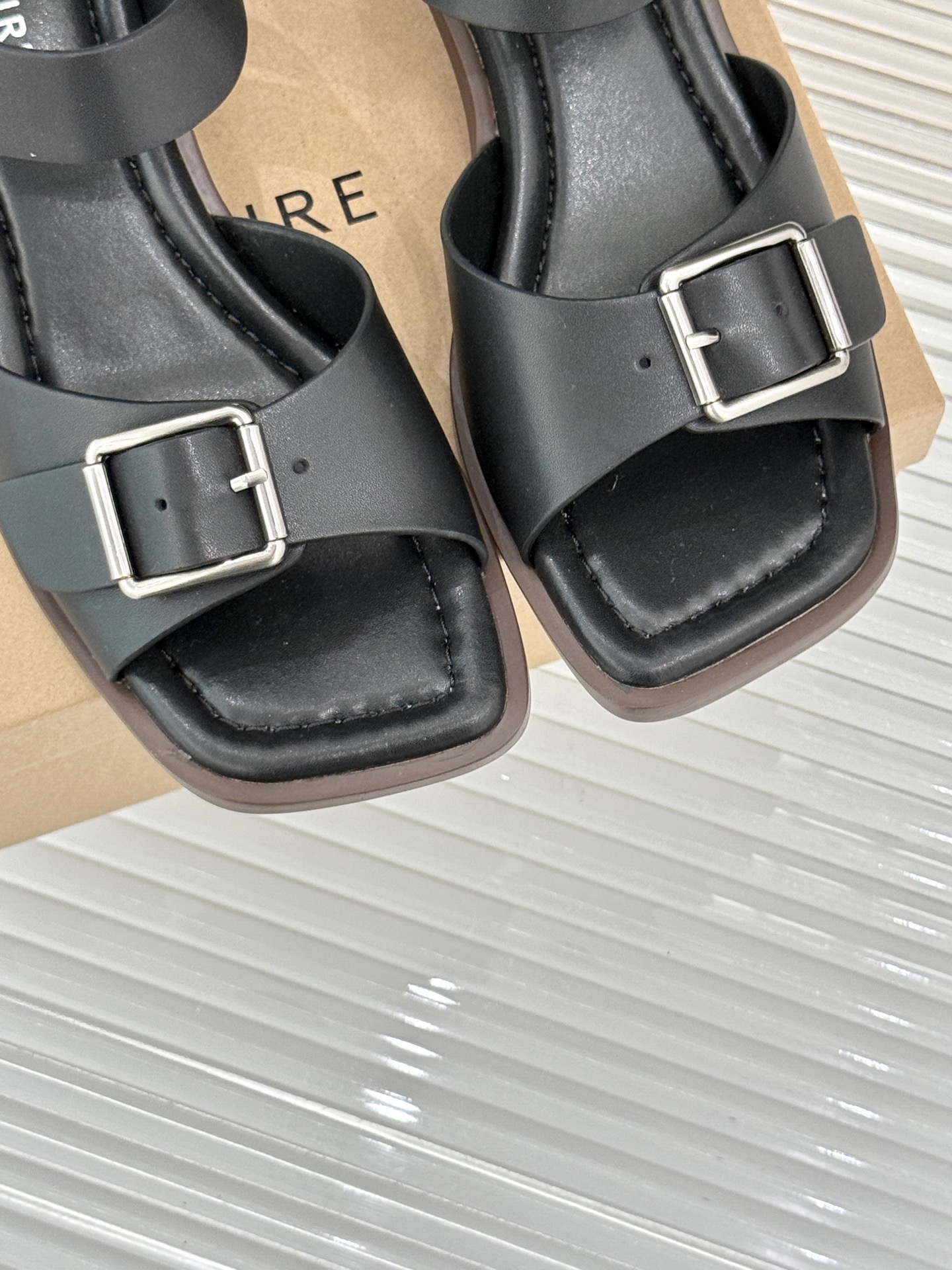 
Lemaire 25ss春夏新品
复古粗跟凉鞋
夏天最值得入手的简约单品❗
️自带高级气场的凉鞋
也非
