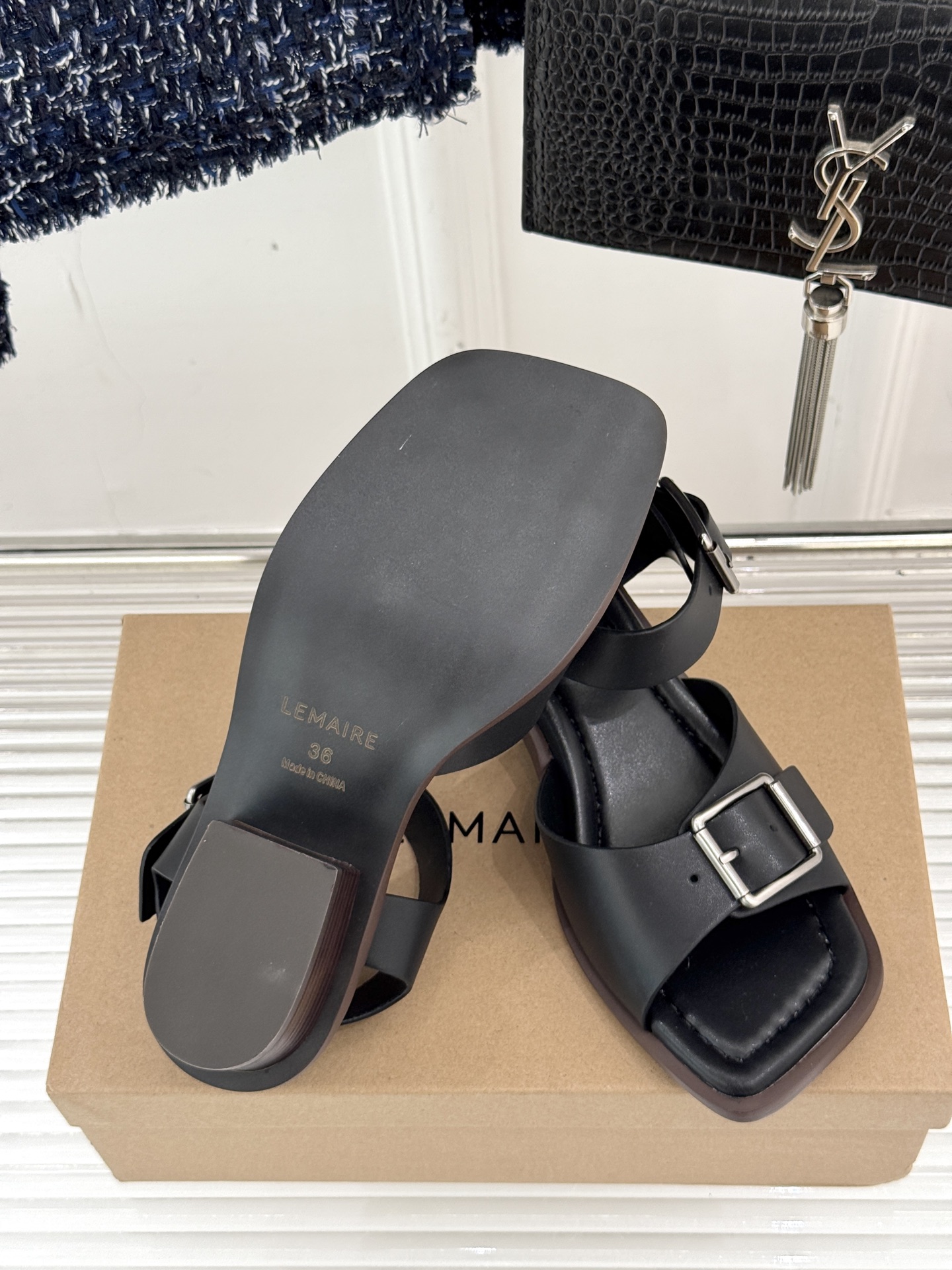 
Lemaire 25ss春夏新品
复古粗跟凉鞋
夏天最值得入手的简约单品❗
️自带高级气场的凉鞋
也非