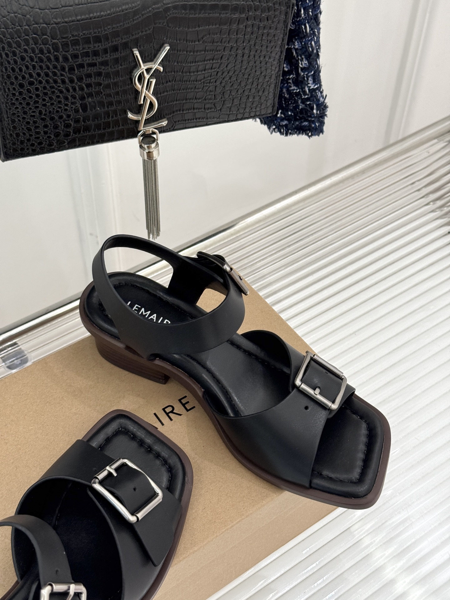 
Lemaire 25ss春夏新品
复古粗跟凉鞋
夏天最值得入手的简约单品❗
️自带高级气场的凉鞋
也非