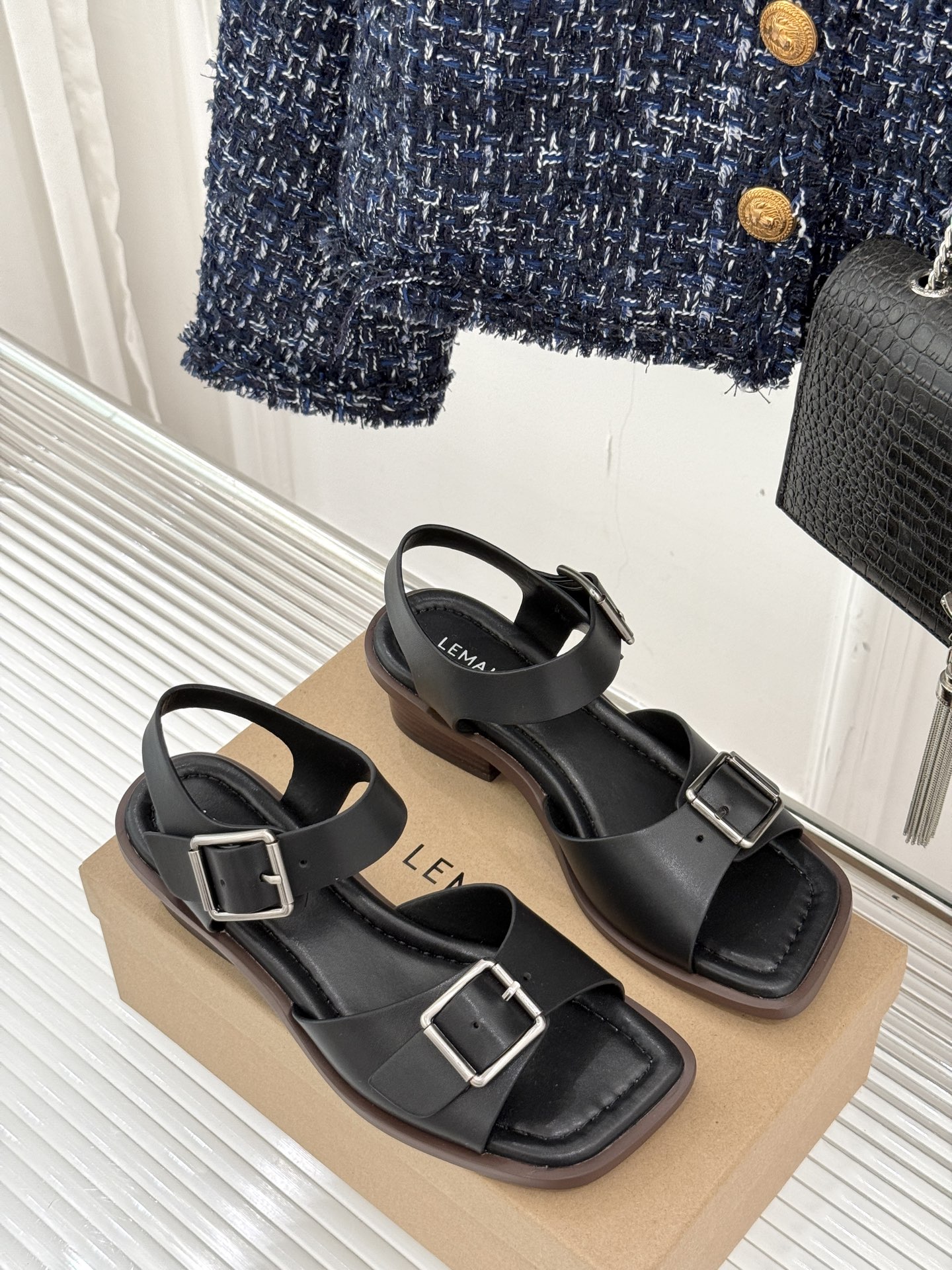 
Lemaire 25ss春夏新品
复古粗跟凉鞋
夏天最值得入手的简约单品❗
️自带高级气场的凉鞋
也非