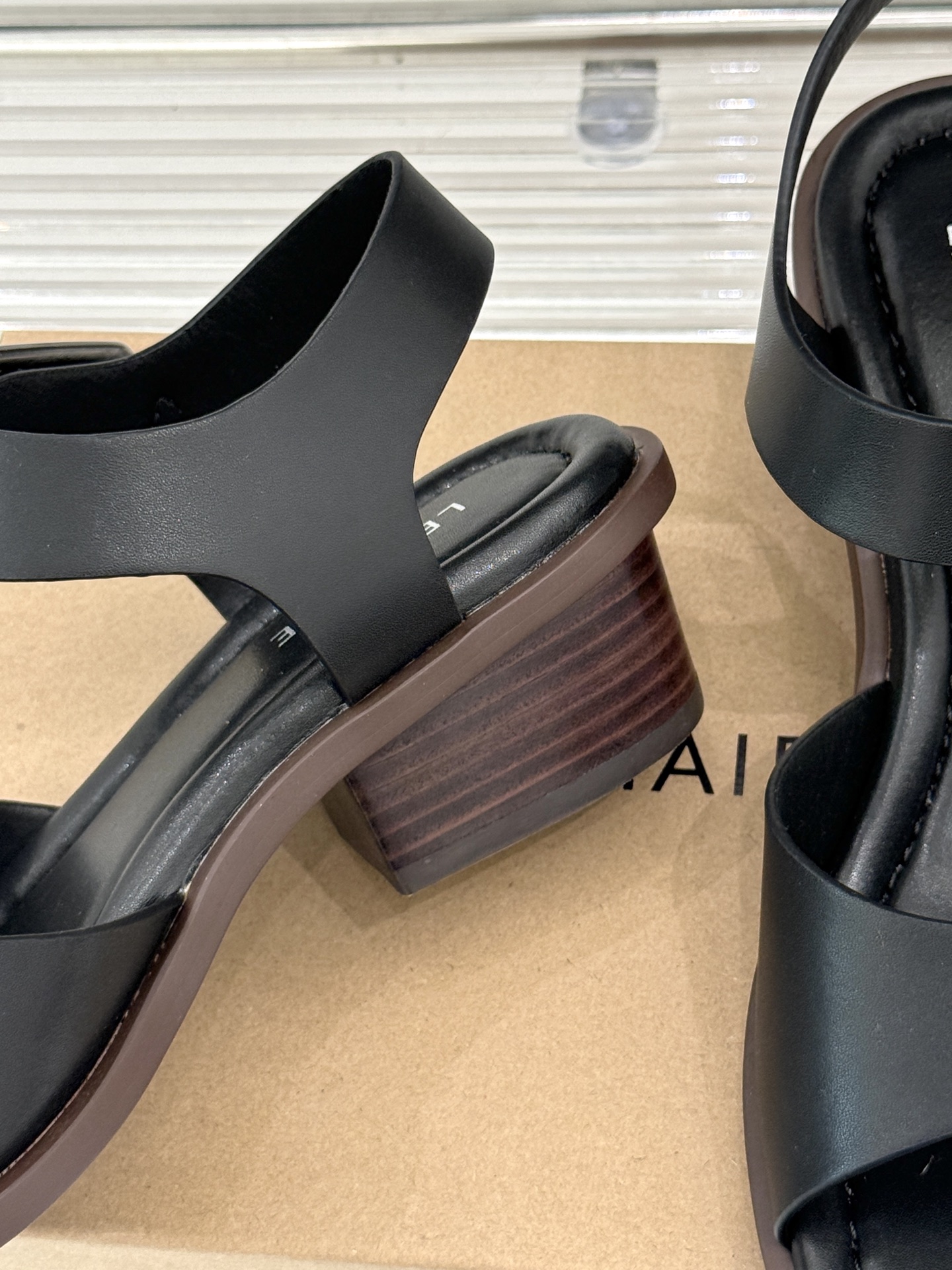 
Lemaire 25ss春夏新品
复古粗跟凉鞋
夏天最值得入手的简约单品❗
️自带高级气场的凉鞋
也非