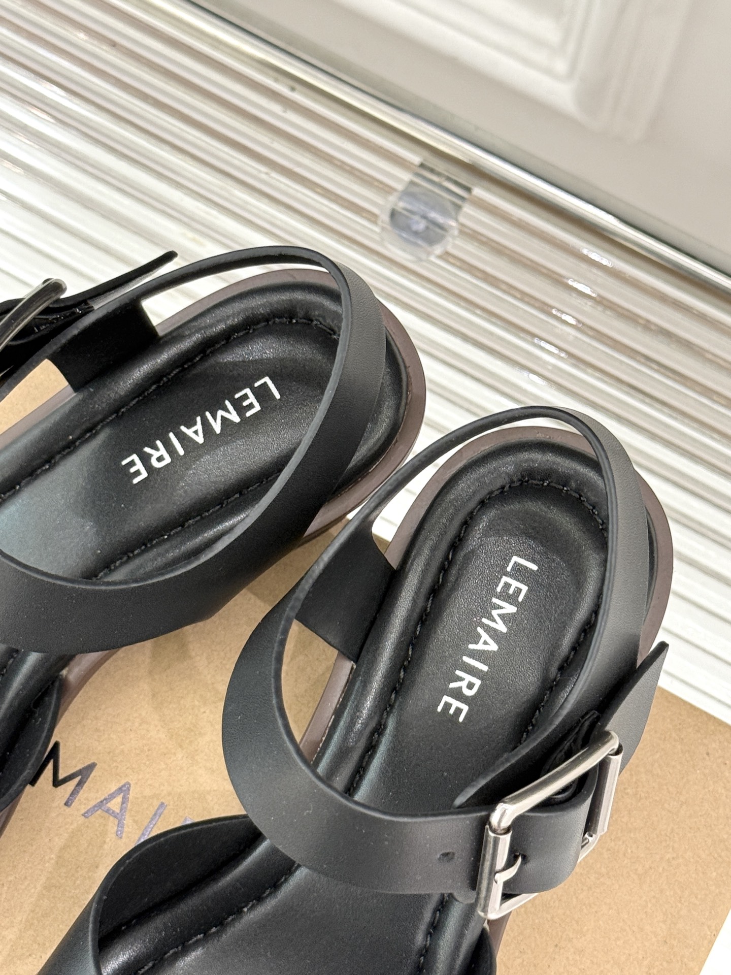 
Lemaire 25ss春夏新品
复古粗跟凉鞋
夏天最值得入手的简约单品❗
️自带高级气场的凉鞋
也非