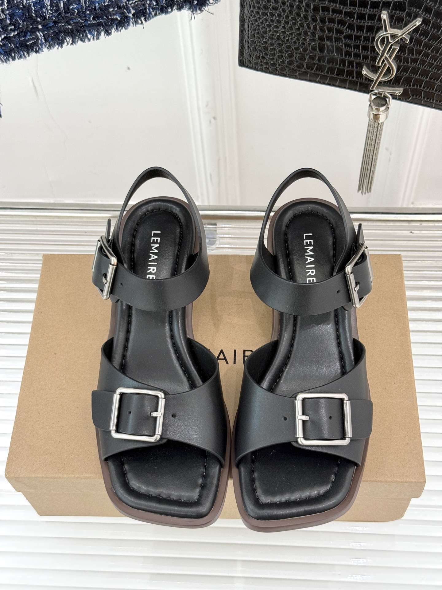 
Lemaire 25ss春夏新品
复古粗跟凉鞋
夏天最值得入手的简约单品❗
️自带高级气场的凉鞋
也非