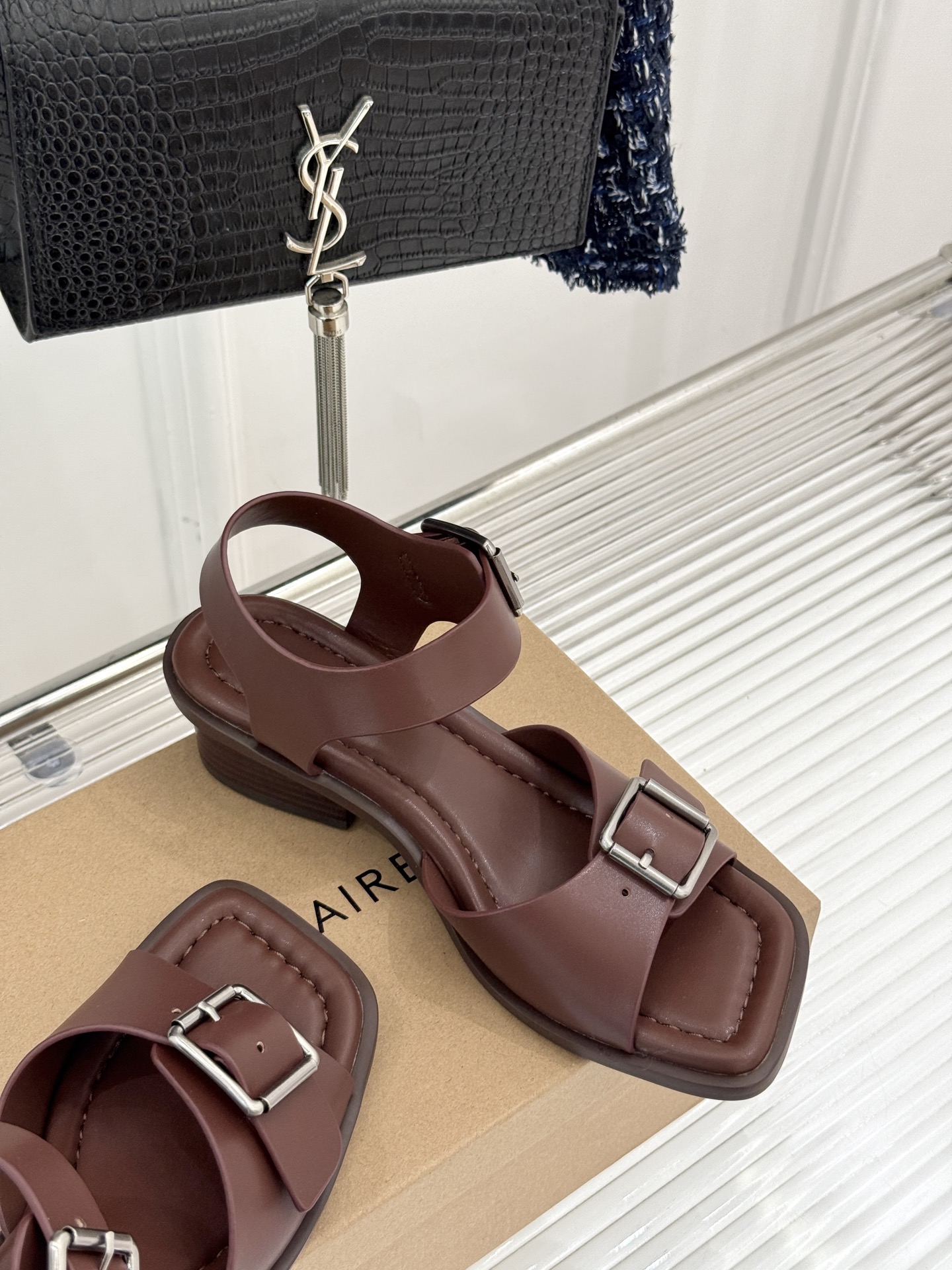 
Lemaire 25ss春夏新品
复古粗跟凉鞋
夏天最值得入手的简约单品❗
️自带高级气场的凉鞋
也非
