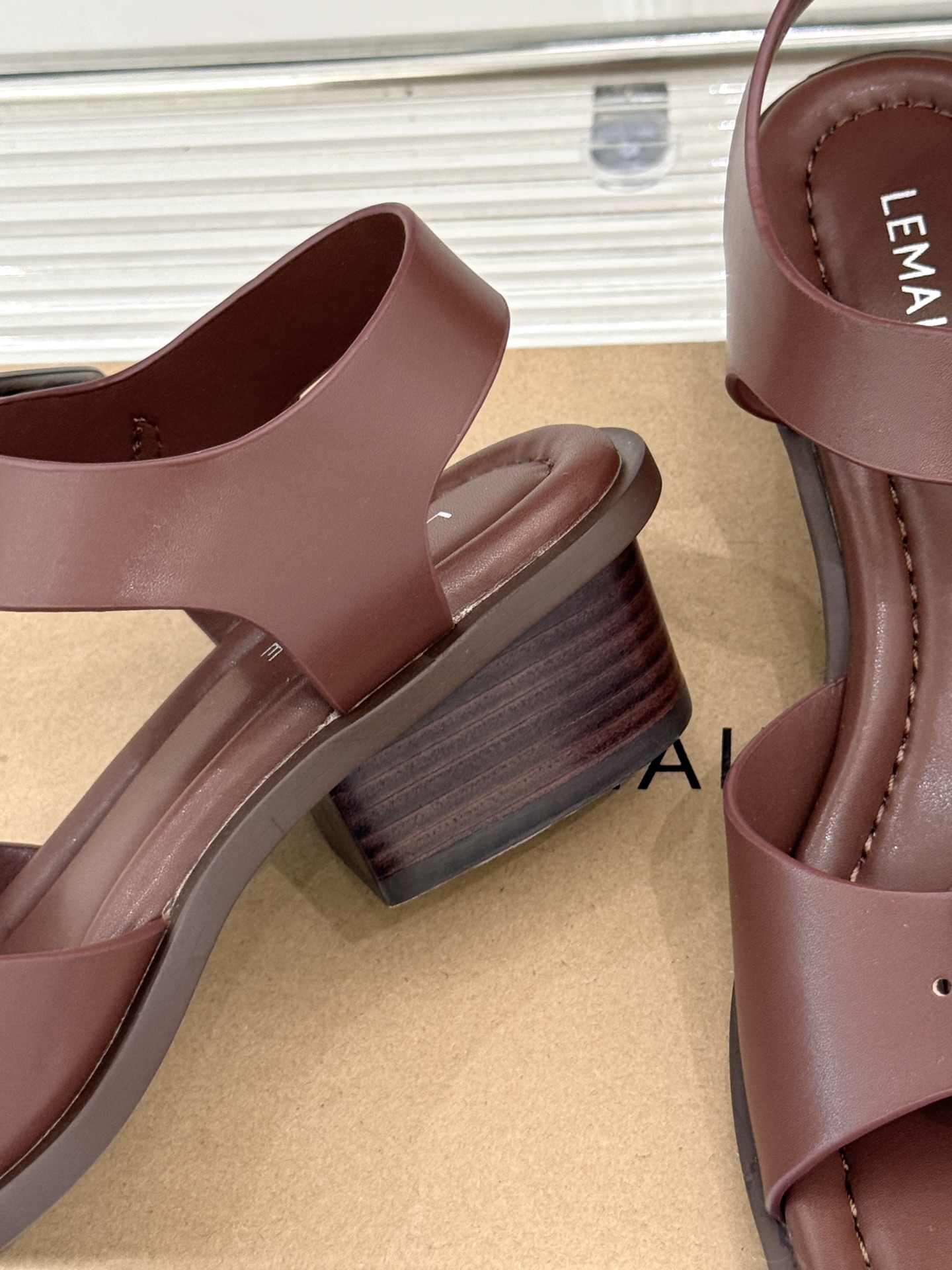 
Lemaire 25ss春夏新品
复古粗跟凉鞋
夏天最值得入手的简约单品❗
️自带高级气场的凉鞋
也非