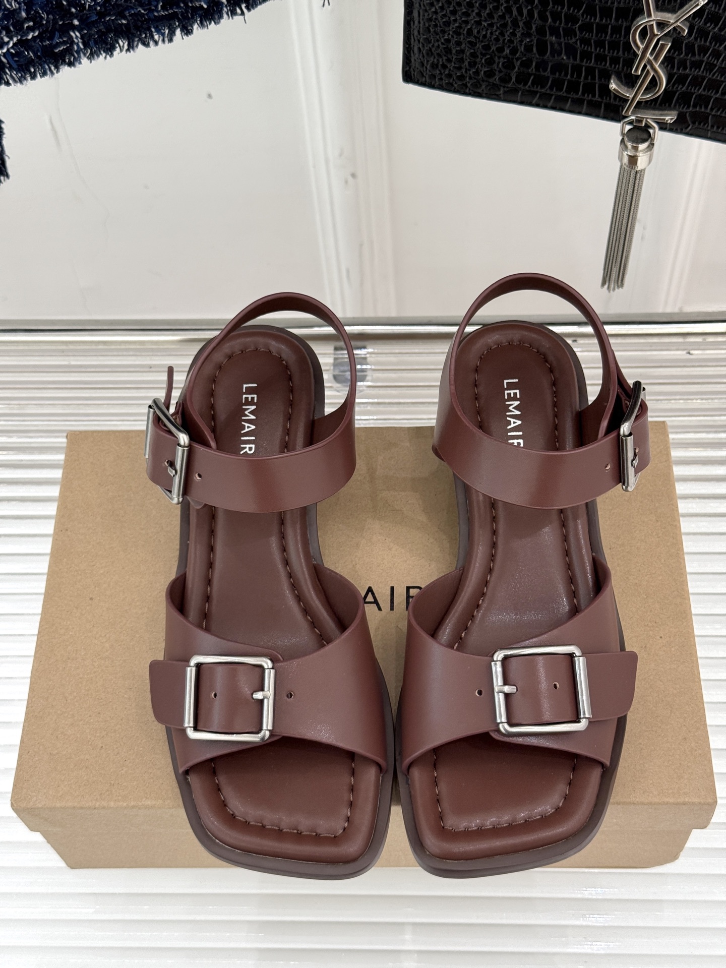 
Lemaire 25ss春夏新品
复古粗跟凉鞋
夏天最值得入手的简约单品❗
️自带高级气场的凉鞋
也非
