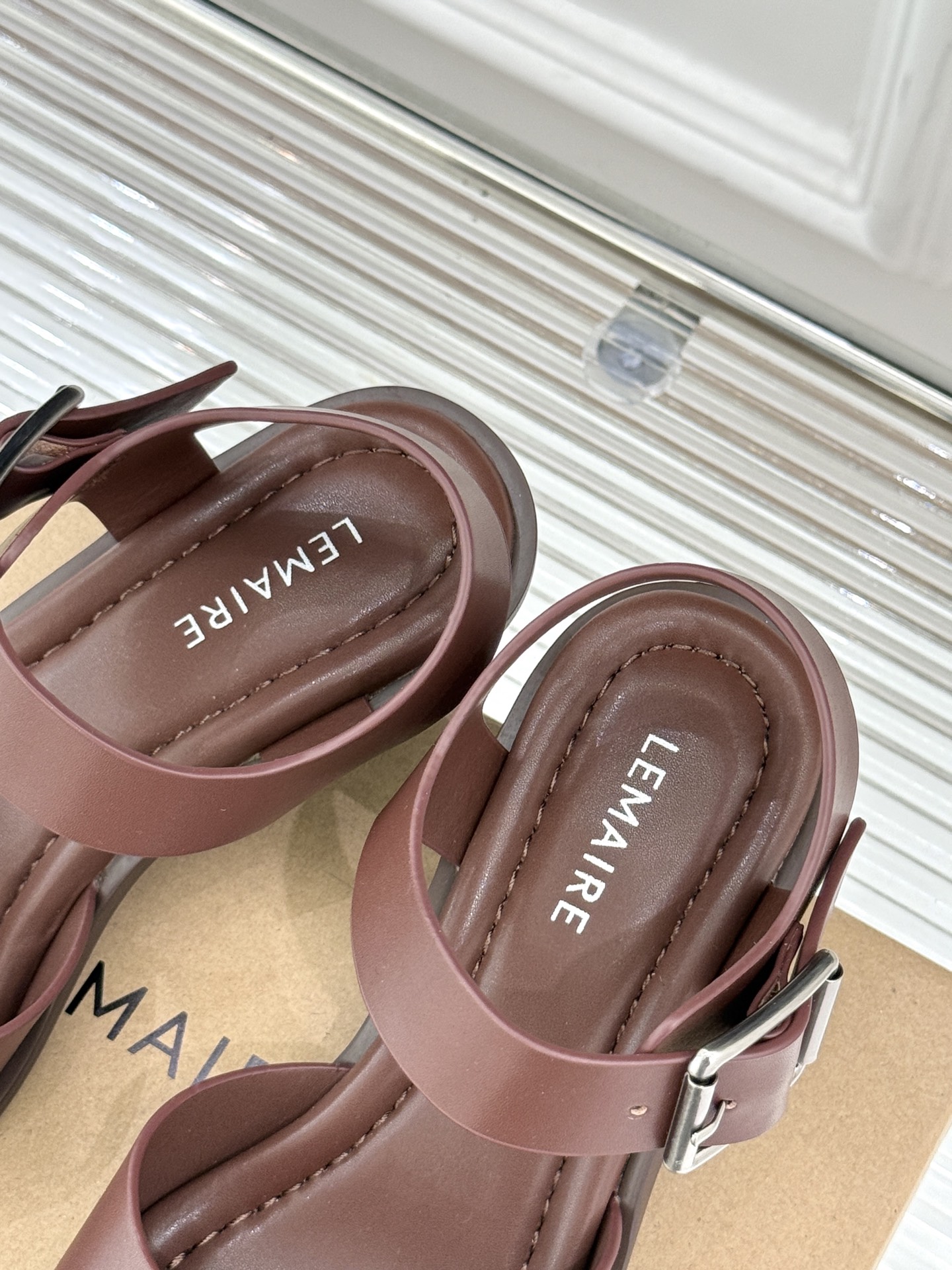 
Lemaire 25ss春夏新品
复古粗跟凉鞋
夏天最值得入手的简约单品❗
️自带高级气场的凉鞋
也非