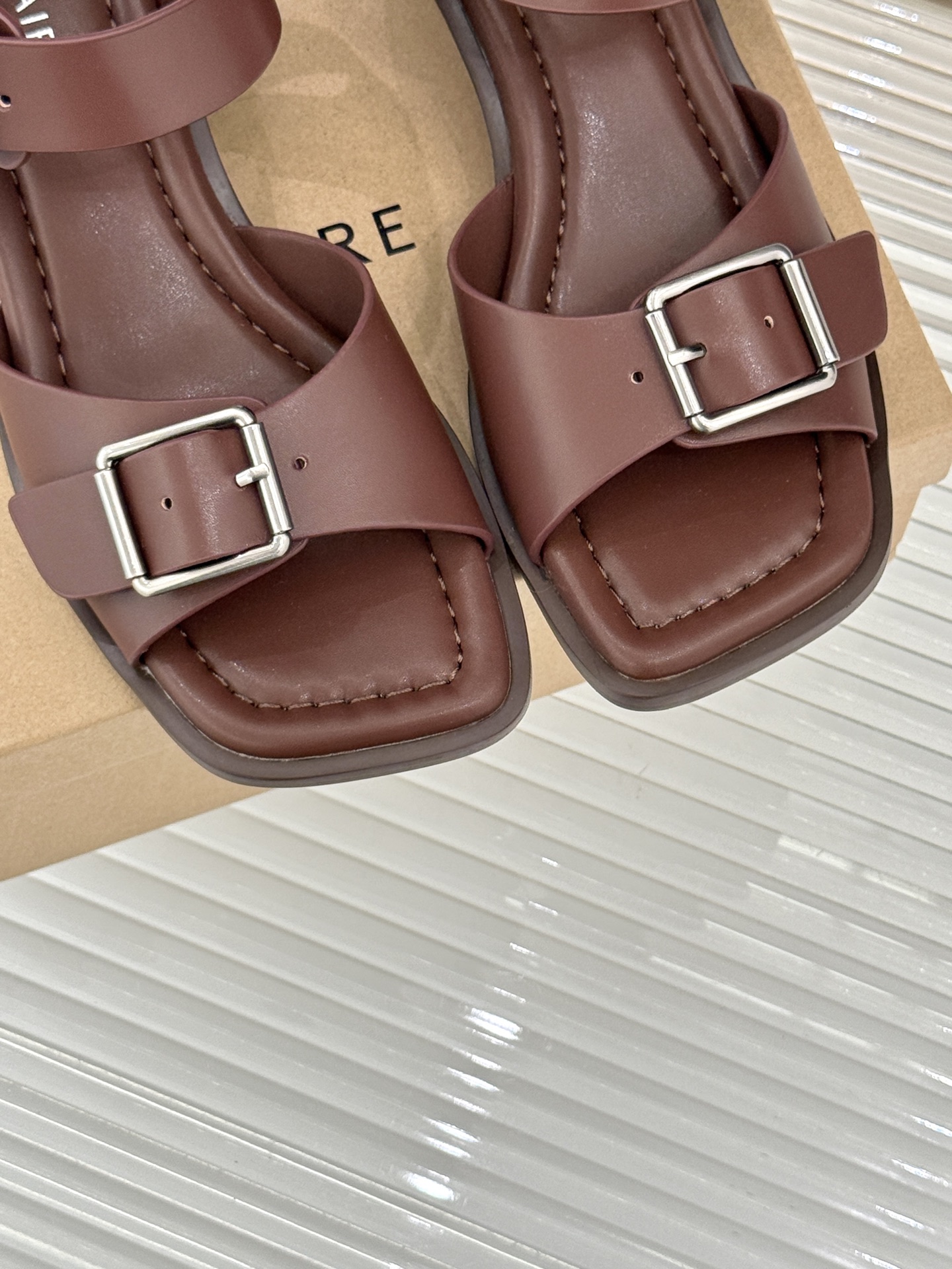 
Lemaire 25ss春夏新品
复古粗跟凉鞋
夏天最值得入手的简约单品❗
️自带高级气场的凉鞋
也非