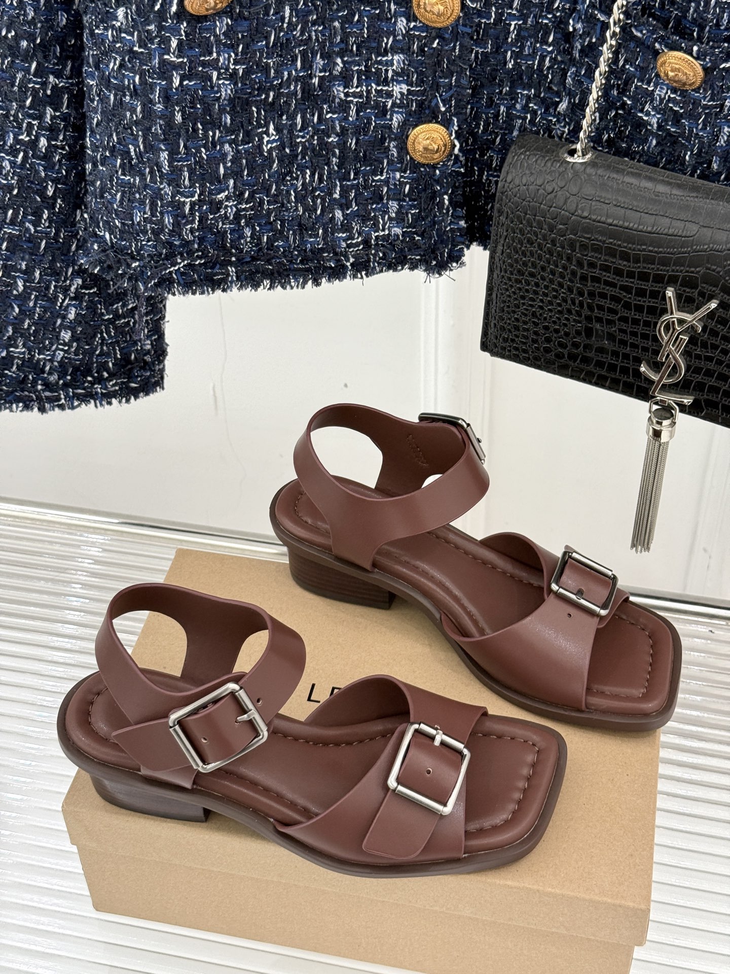 
Lemaire 25ss春夏新品
复古粗跟凉鞋
夏天最值得入手的简约单品❗
️自带高级气场的凉鞋
也非