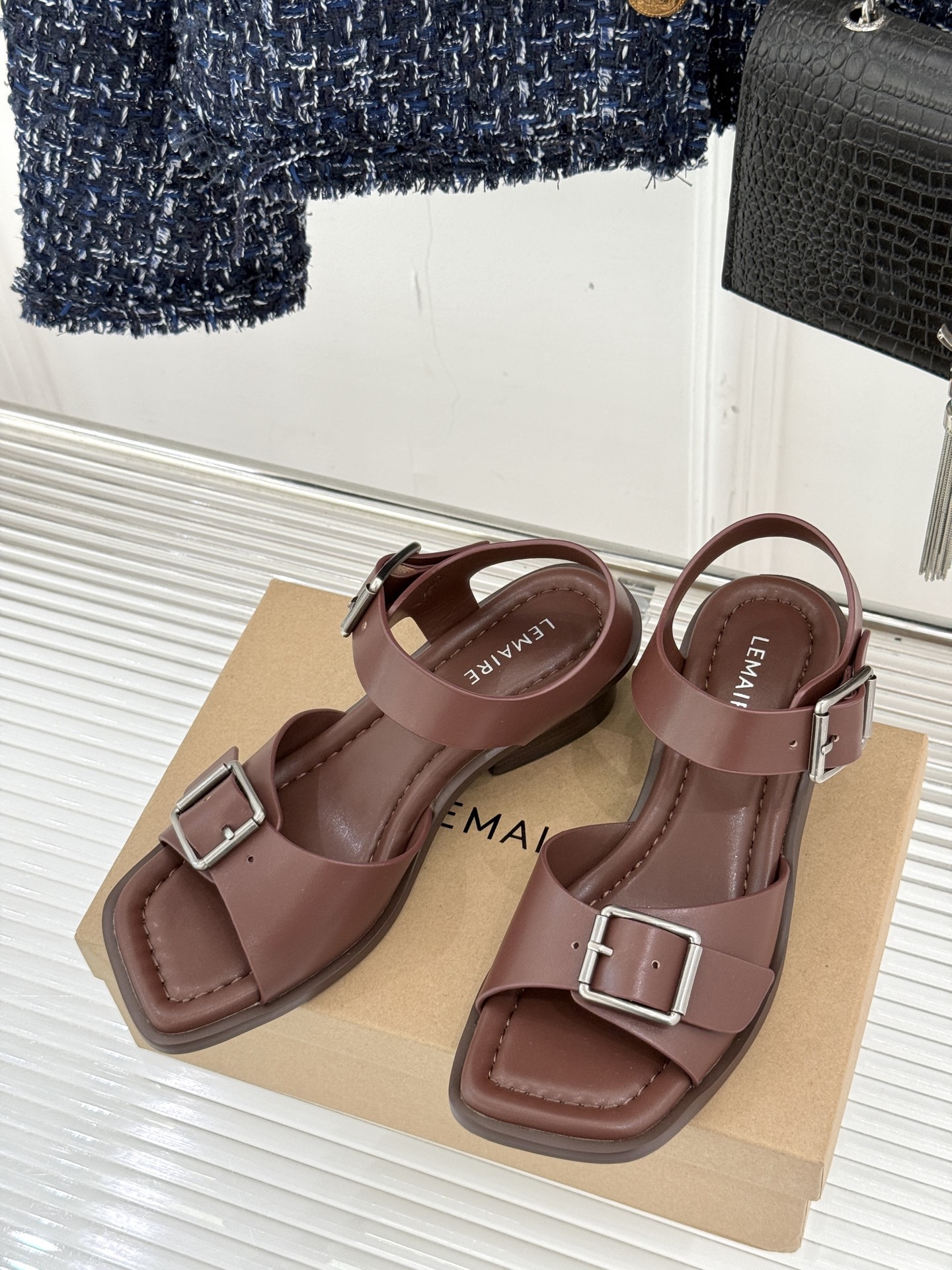 
Lemaire 25ss春夏新品
复古粗跟凉鞋
夏天最值得入手的简约单品❗
️自带高级气场的凉鞋
也非