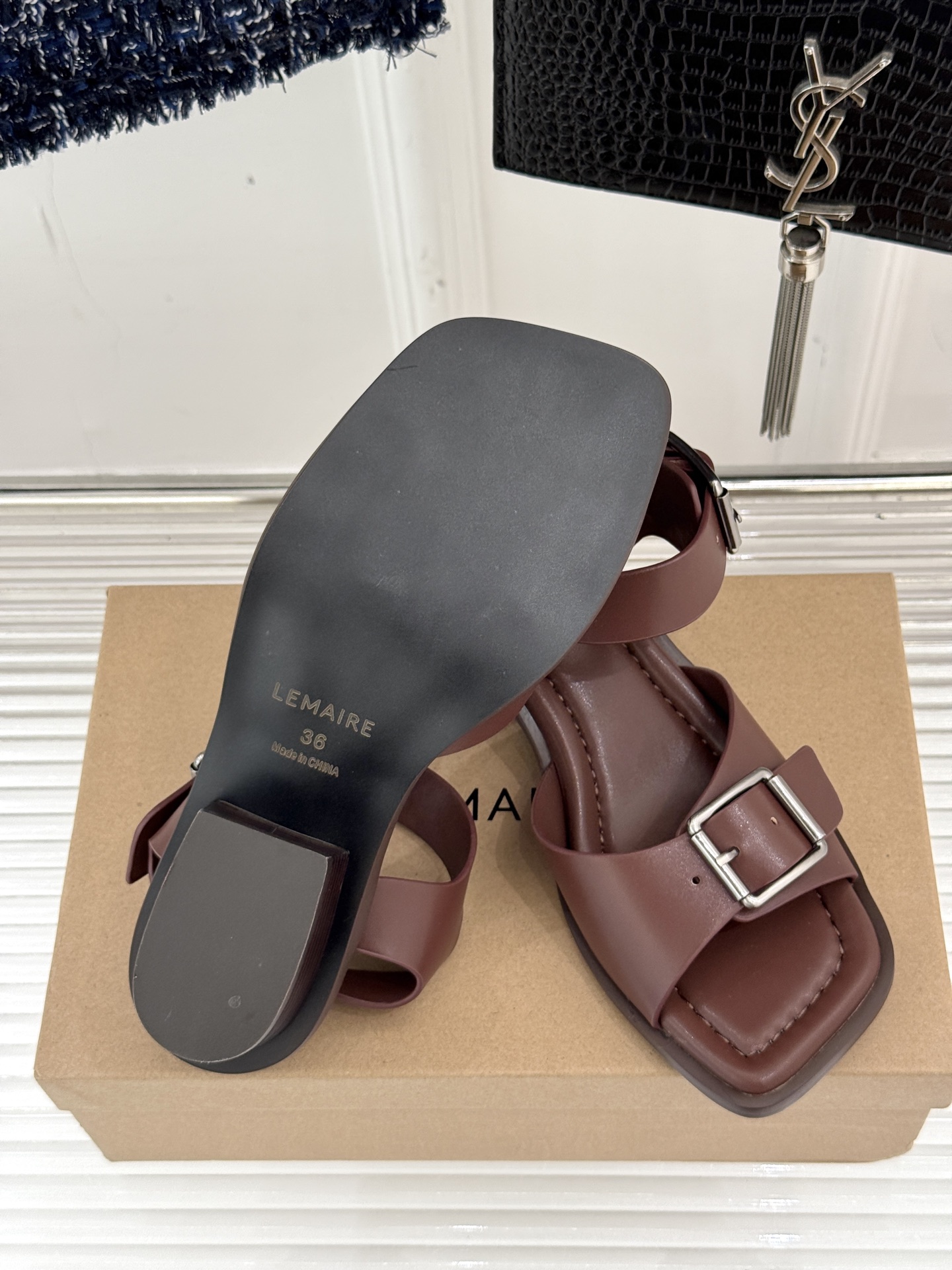
Lemaire 25ss春夏新品
复古粗跟凉鞋
夏天最值得入手的简约单品❗
️自带高级气场的凉鞋
也非