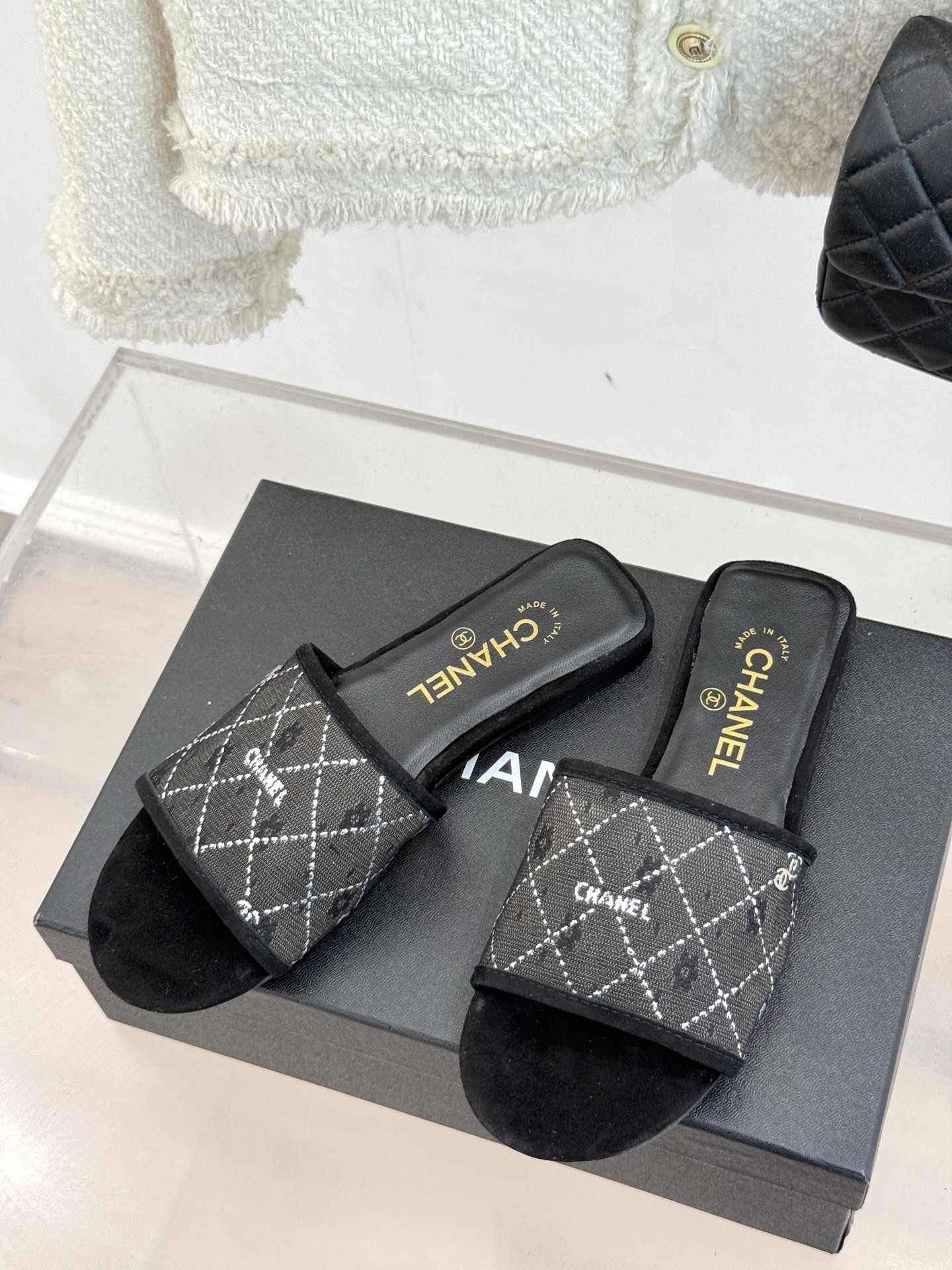 
CHANE*｜小香经典春夏新品
网纱平底拖鞋
这一季的春款真的太爱了！
网纱若隐若现 性感又不失甜美~