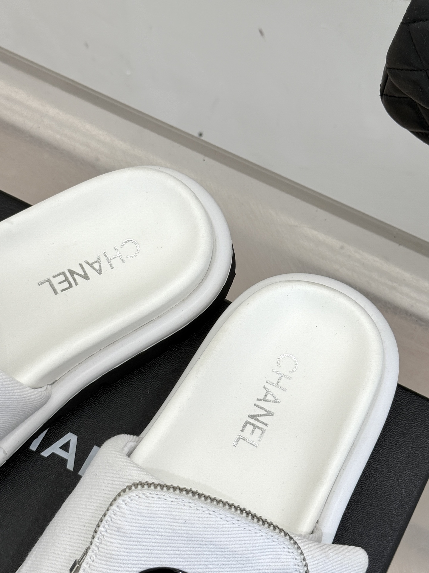 
CHANE* ｜小香25。春夏新品
包包装饰厚底懒人拖鞋
懒人必备👏穿了会上瘾的拖鞋
巨软巨舒服 让你