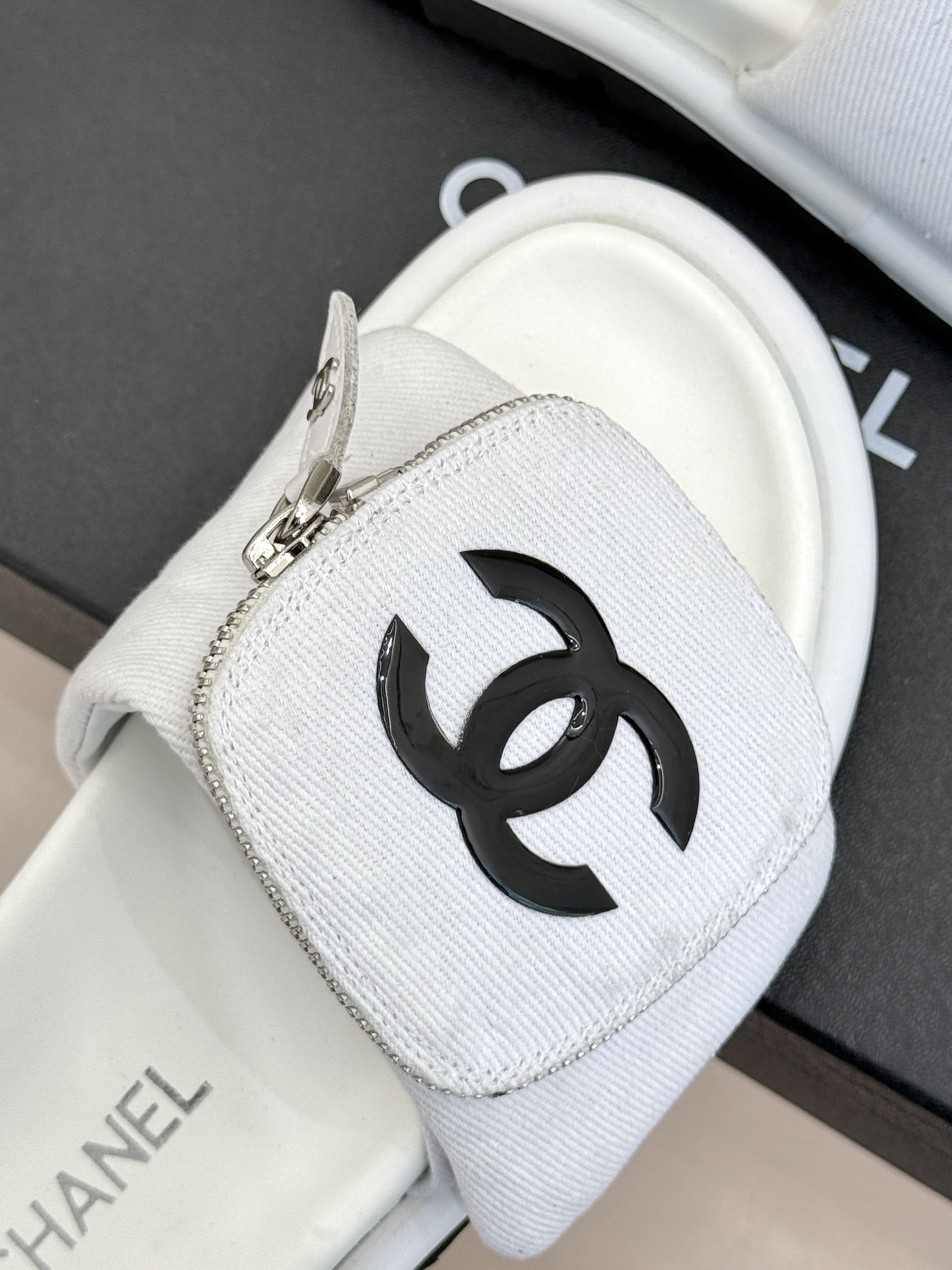 
CHANE* ｜小香25。春夏新品
包包装饰厚底懒人拖鞋
懒人必备👏穿了会上瘾的拖鞋
巨软巨舒服 让你