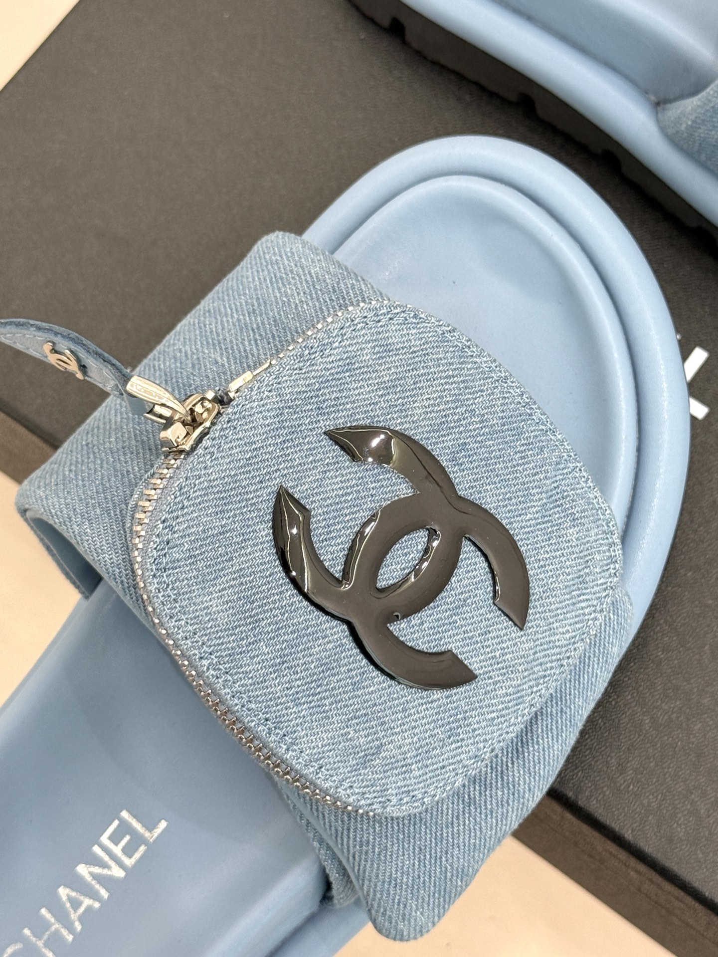 
CHANE* ｜小香25。春夏新品
包包装饰厚底懒人拖鞋
懒人必备👏穿了会上瘾的拖鞋
巨软巨舒服 让你