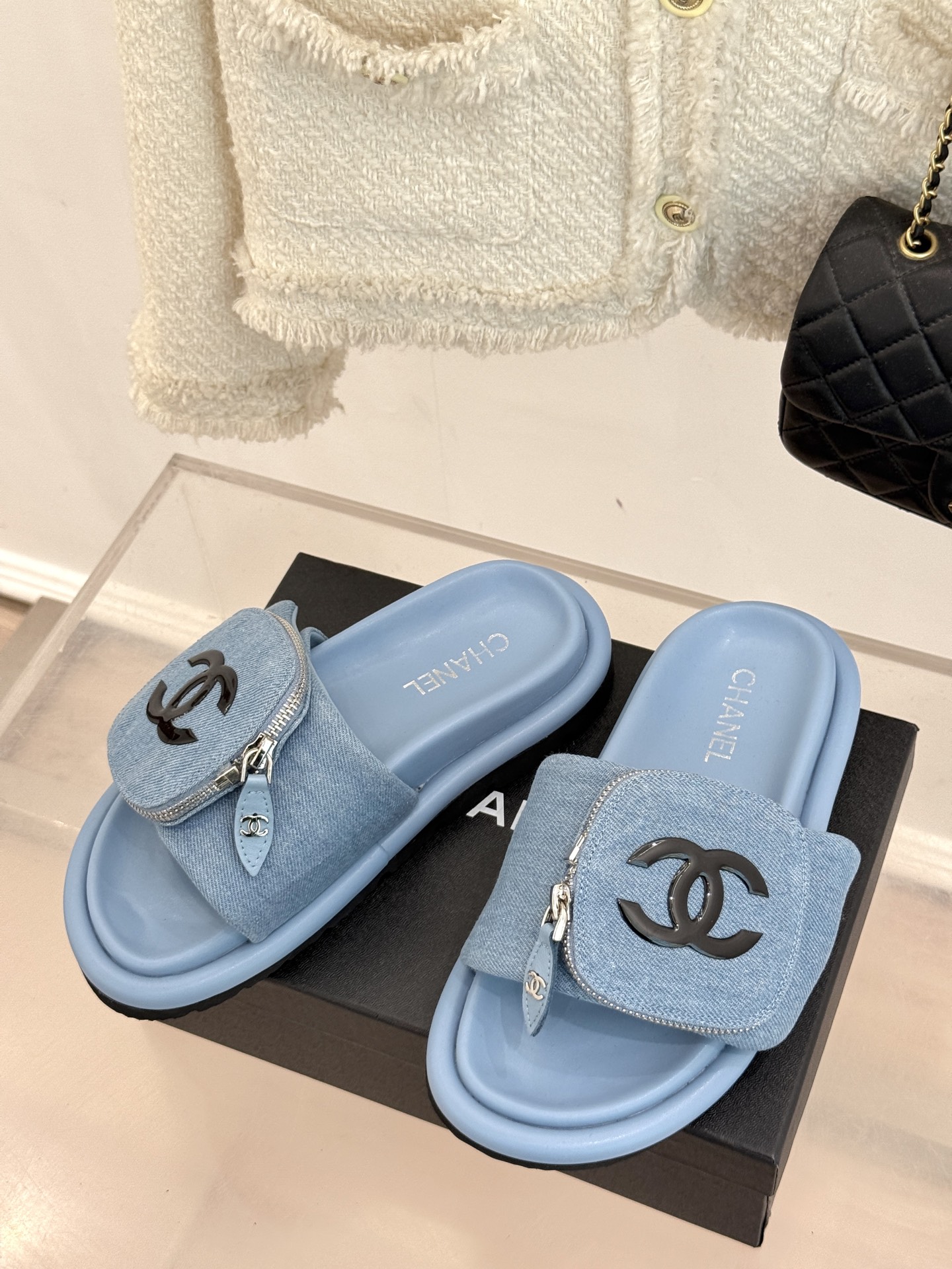 
CHANE* ｜小香25。春夏新品
包包装饰厚底懒人拖鞋
懒人必备👏穿了会上瘾的拖鞋
巨软巨舒服 让你