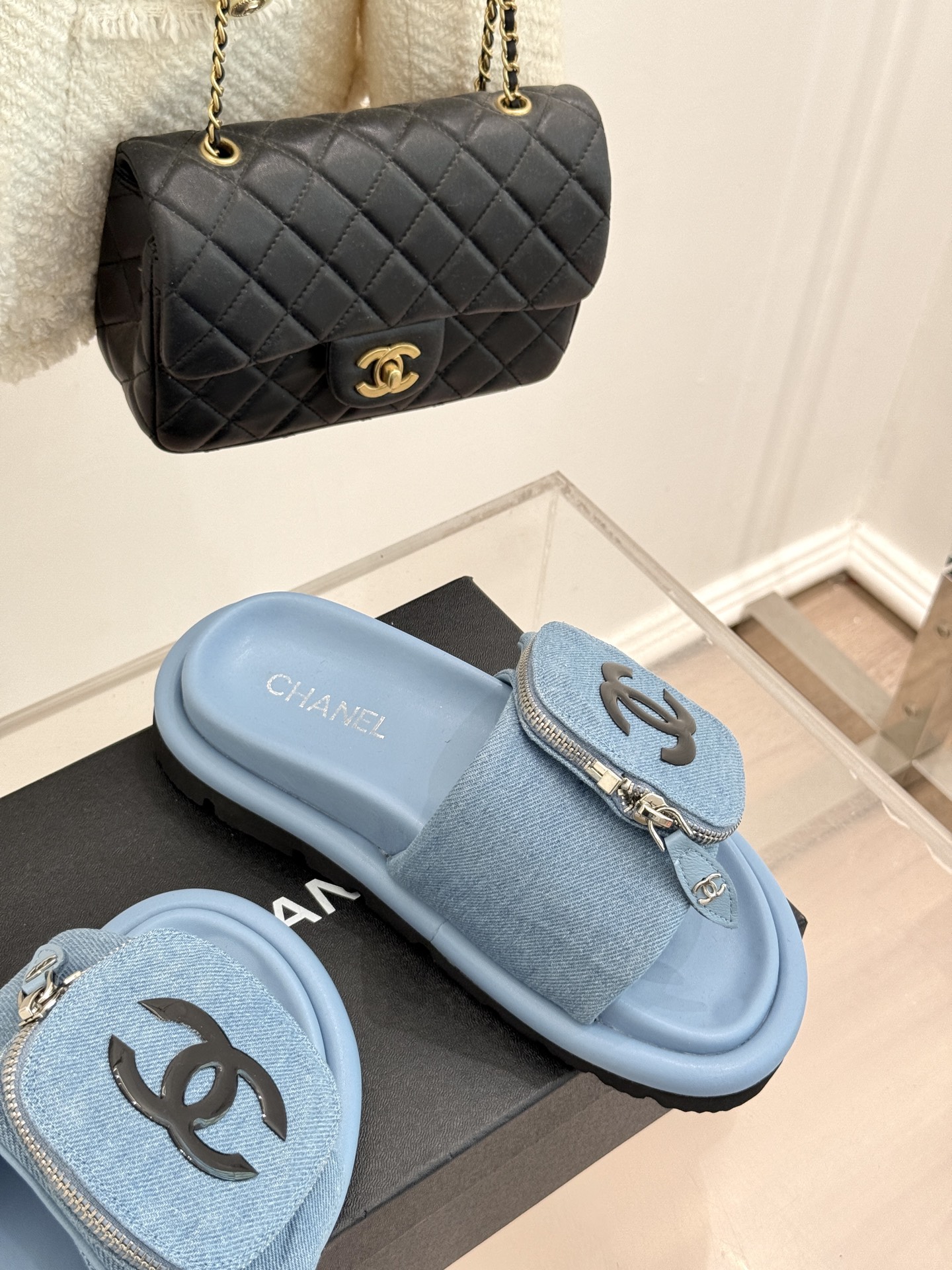 
CHANE* ｜小香25。春夏新品
包包装饰厚底懒人拖鞋
懒人必备👏穿了会上瘾的拖鞋
巨软巨舒服 让你