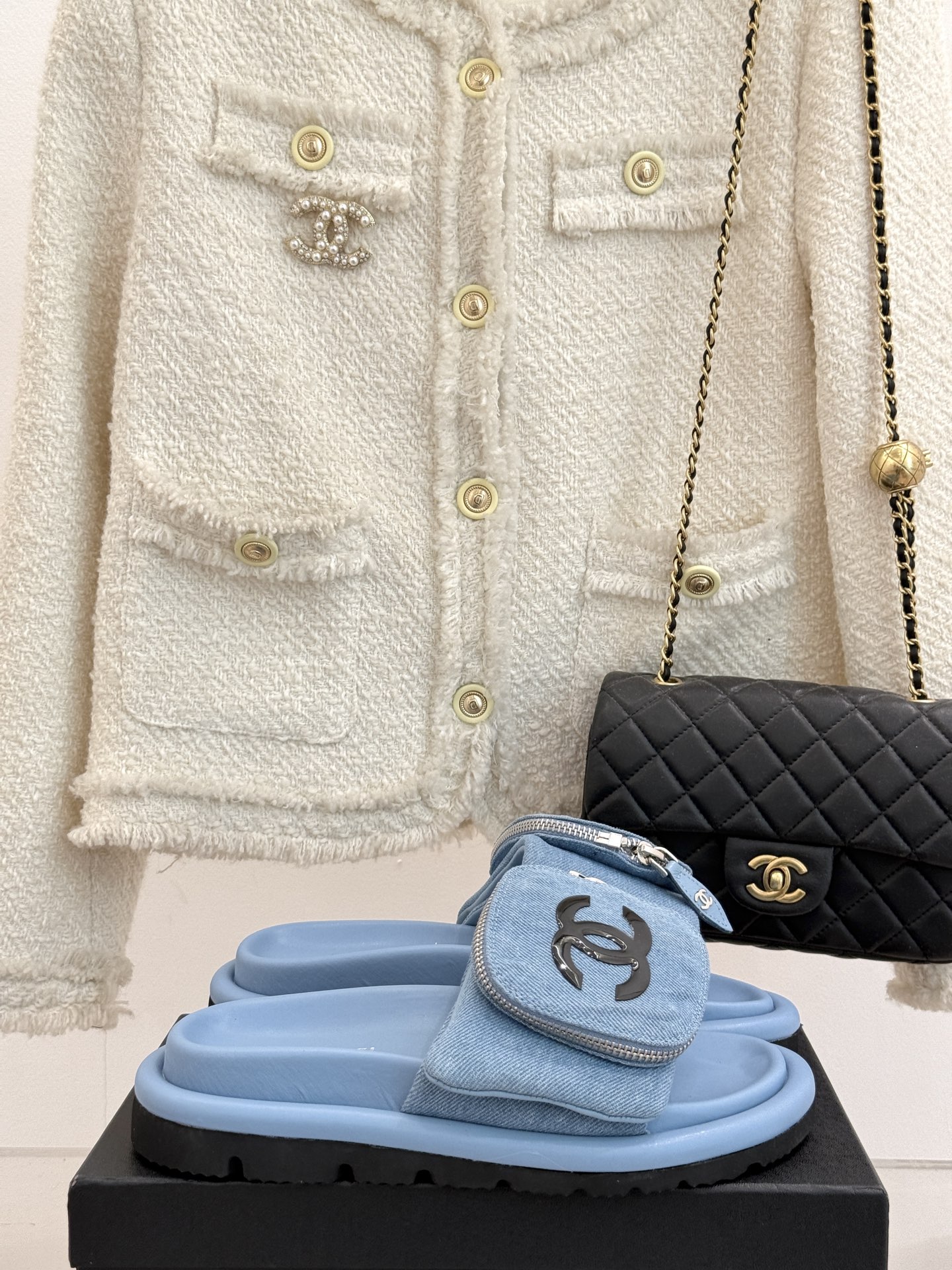 
CHANE* ｜小香25。春夏新品
包包装饰厚底懒人拖鞋
懒人必备👏穿了会上瘾的拖鞋
巨软巨舒服 让你