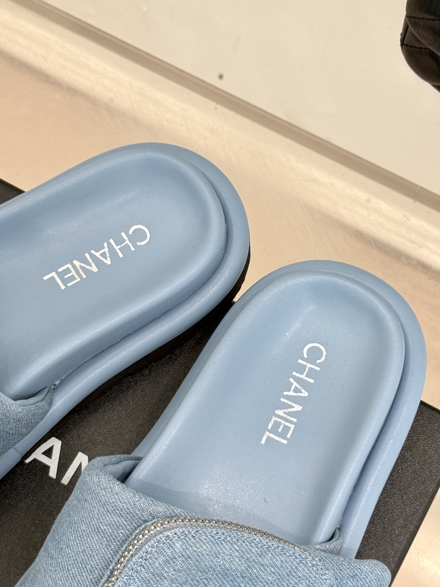 
CHANE* ｜小香25。春夏新品
包包装饰厚底懒人拖鞋
懒人必备👏穿了会上瘾的拖鞋
巨软巨舒服 让你